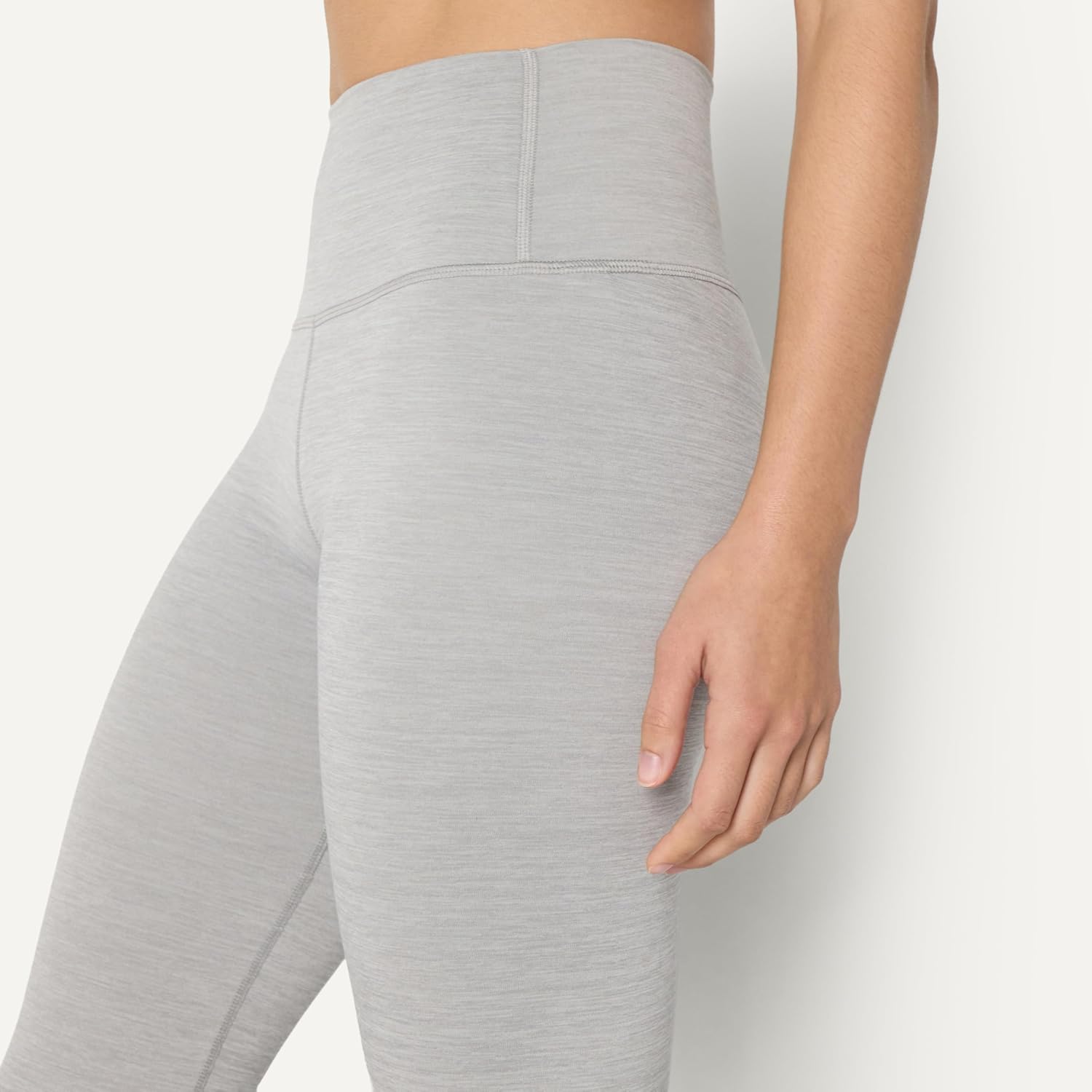 Detalle de Amazon Essentials Women's Active FormFlex Buttery Soft Flared Leggings: High Waist, 31.5" Inseam, Full Length