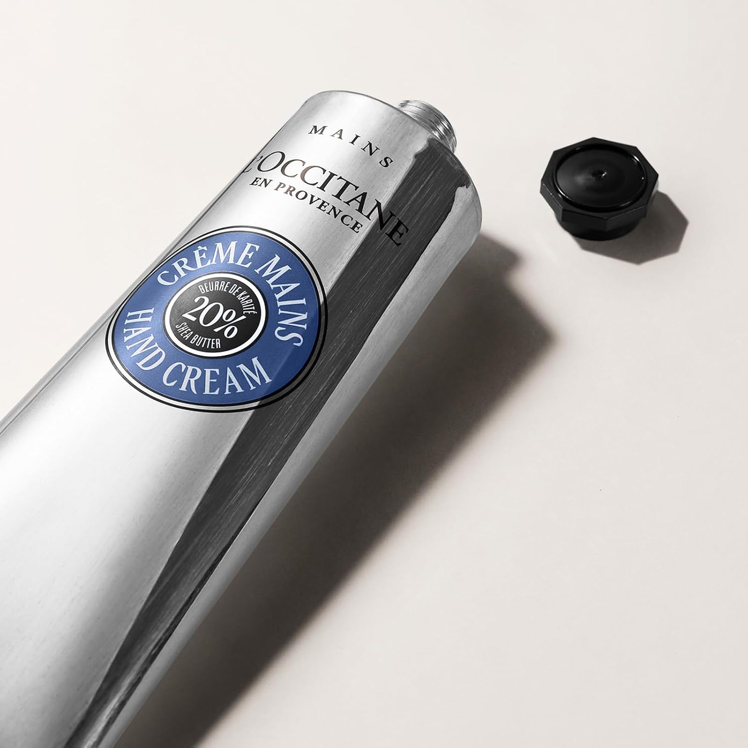 Detalle de L’Occitane Hand Cream (Hydrating) – light texture, delicate fragrance, made in France