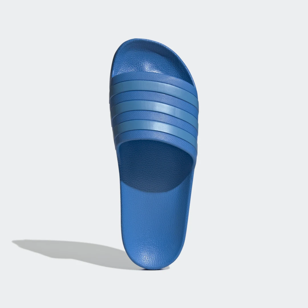 Detalle 2 de Adidas Chancla Adilette Aqua en azul: comodidad veraniega para playa y casa