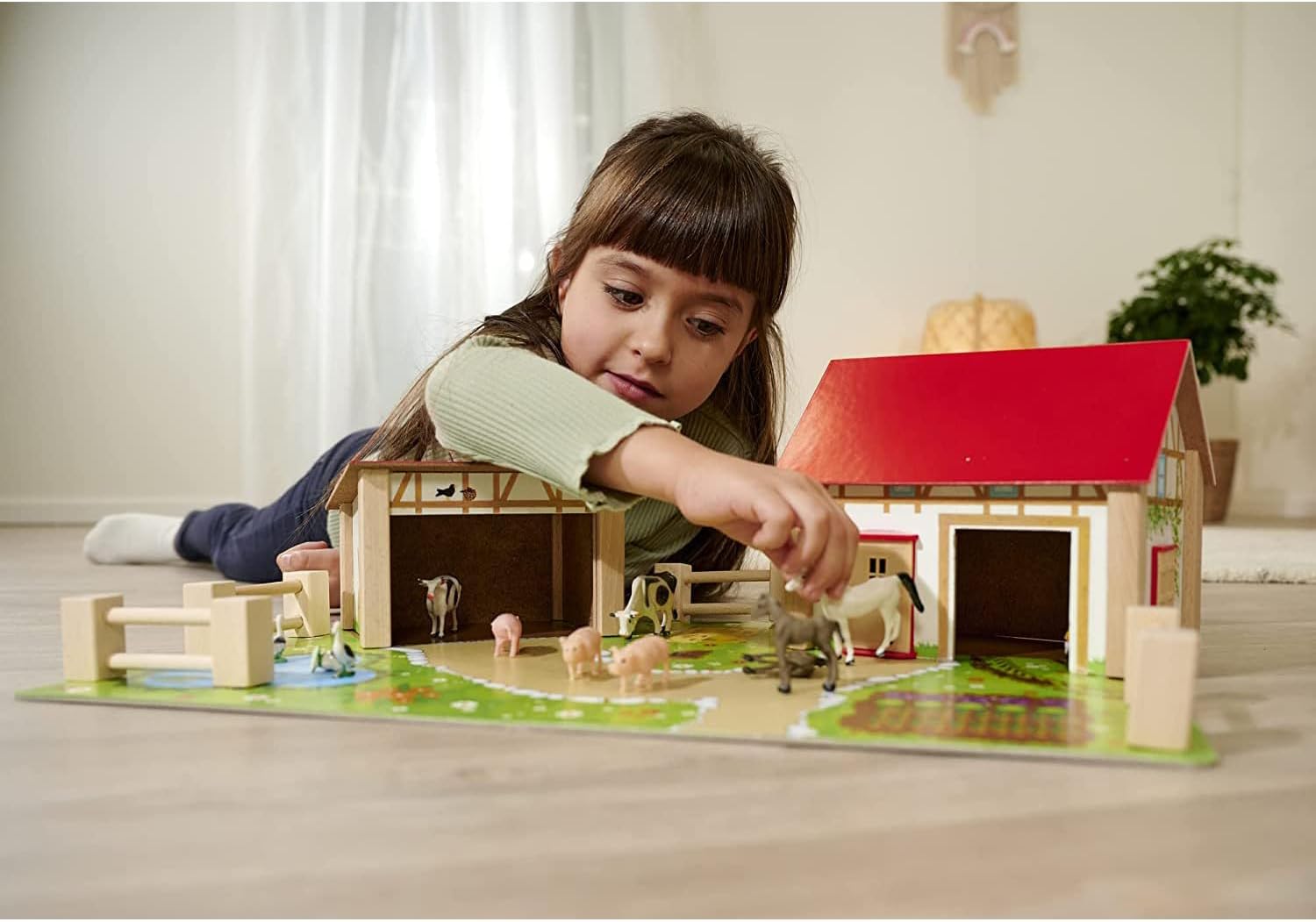 Detalle 2 de Eichhorn Bauernhof 100004309 – Bauernhof-Spielset aus Buchenholz mit 2 Gebäuden, Tieren und Zäunen (20-teilig)