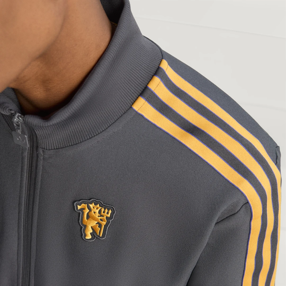 Detalle de Chaqueta deportiva Terrace Icons Manchester United de Adidas (negra)
