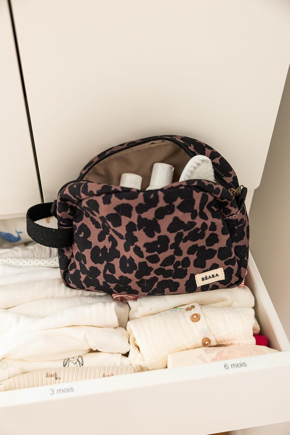 Thumbnail 5 de BÉABA Trousse de toilette Bébé – Trousse de Soin Léopard, imperméable, 2 poches intérieures