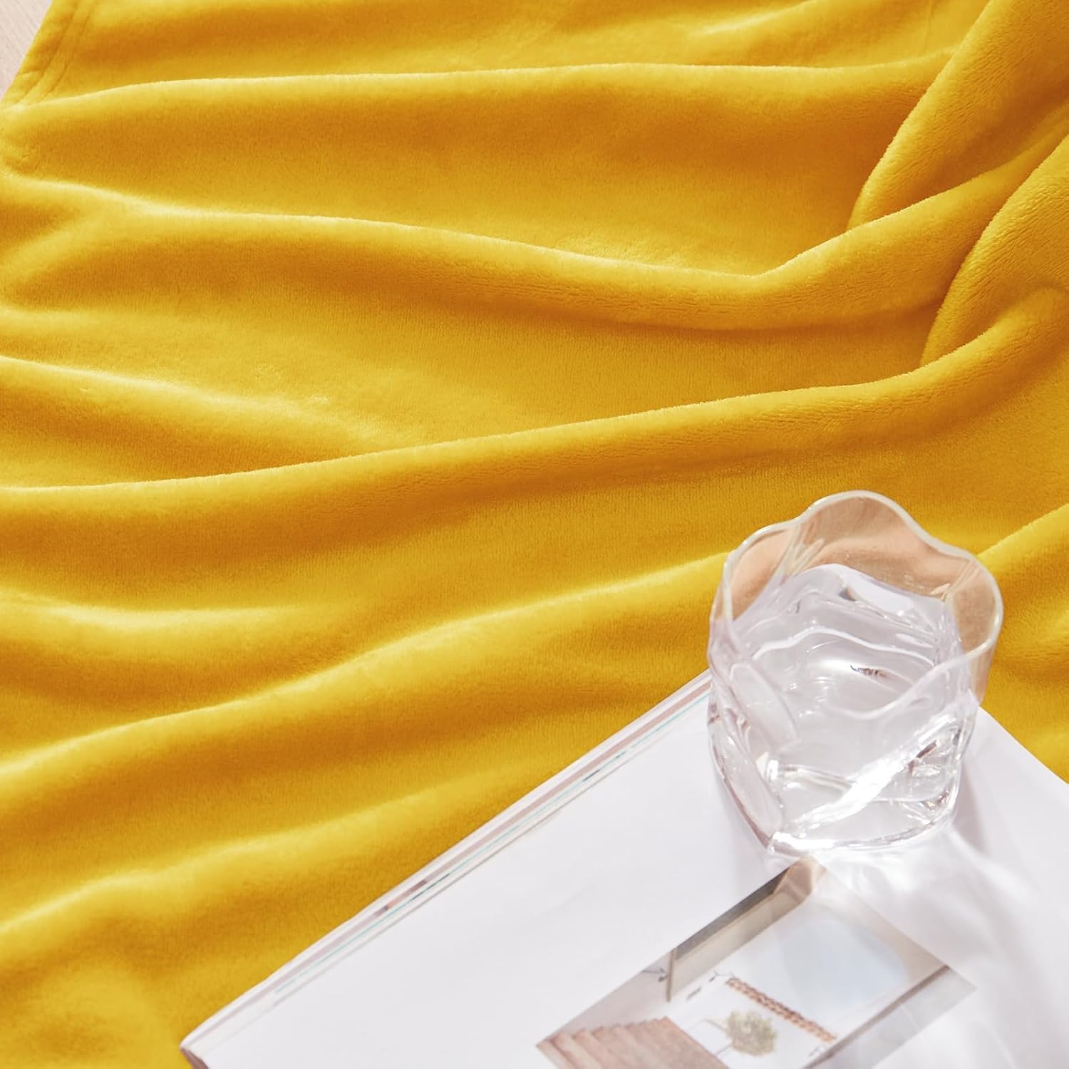 Detalle de Fleece throw blanket 127 x 178 cm in mustard