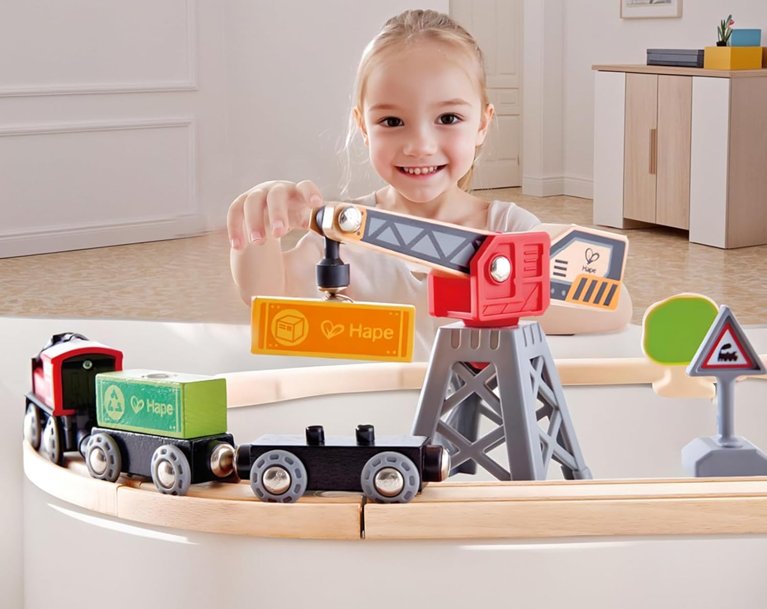 Detalle 1 de Hape Eisenbahnwelt Frachtlieferung-Eisenbahn – Holzeisenbahn-Set mit Lok, Wagons und Zubehör, 19 Teile