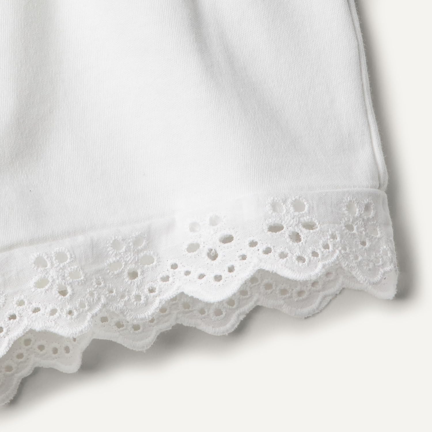 Thumbnail 2 de Amazon Essentials x Sofia Grainge Baby: Mädchen-Set aus Baumwoll-Top mit Lochstickerei & Shorts