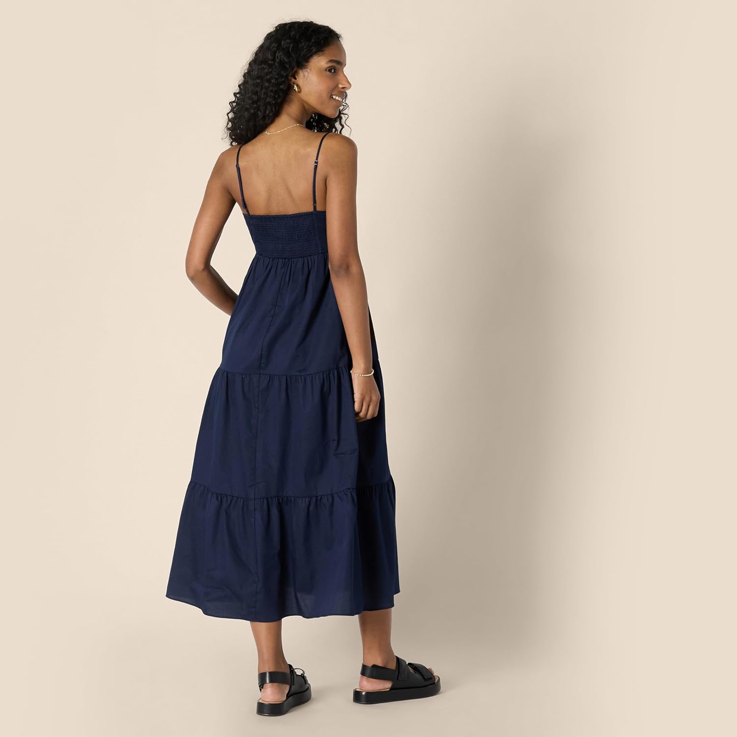 Thumbnail 2 de Amazon Essentials Damen Gestuftes Fit and Flare-Maxikleid aus Baumwollsatin mit Empire-Taille