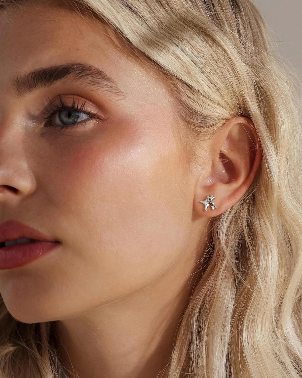 Detalle 2 de MUMREUES Ohrringe Gold 14 Karat Vergoldet Stern – Minimalistische Sternstecker, hypoallergen