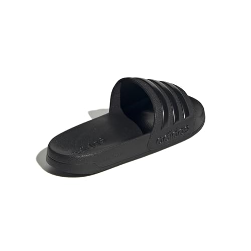 Detalle de adidas Adilette Shower Slides (Core Black) — chanclas unisex con plantilla moldeada