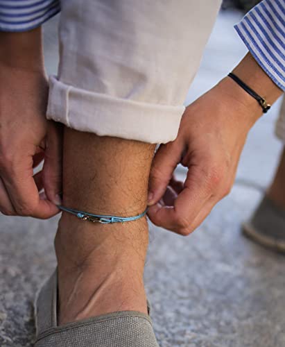 Detalle de Bracelet de Cheville Made by Nami — Mousqueton artisanal, tissé bleu clair, réglable et 100% étanche