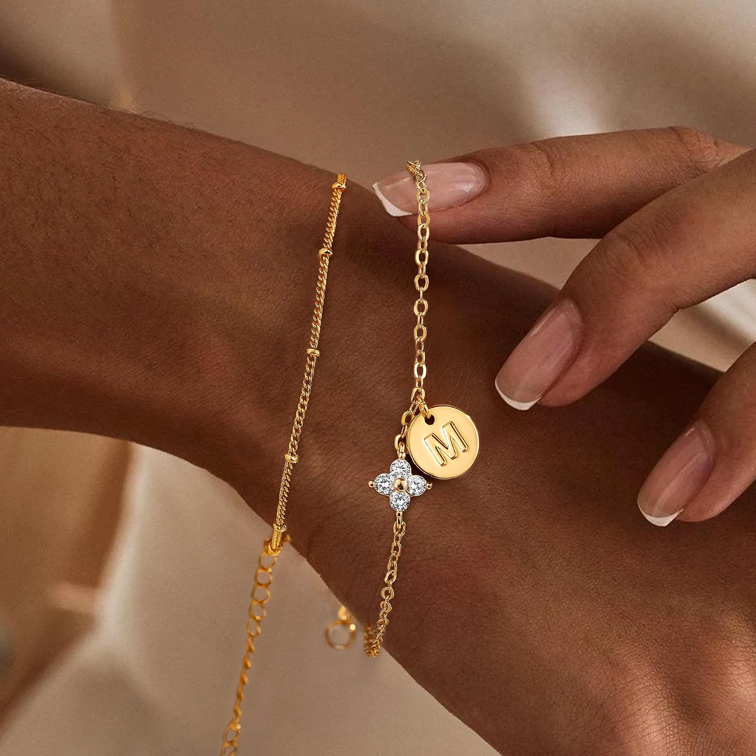 Detalle de TINGN Initial-Armband Damen (14K vergoldet) mit A–Z Buchstaben, CZ-Details & Kleeblatt-Motiv