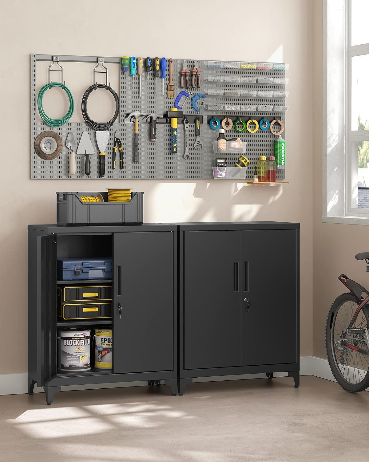 Detalle 2 de SONGMICS OMC013B01 Steel Storage Cabinet, Black, with Lockable Doors