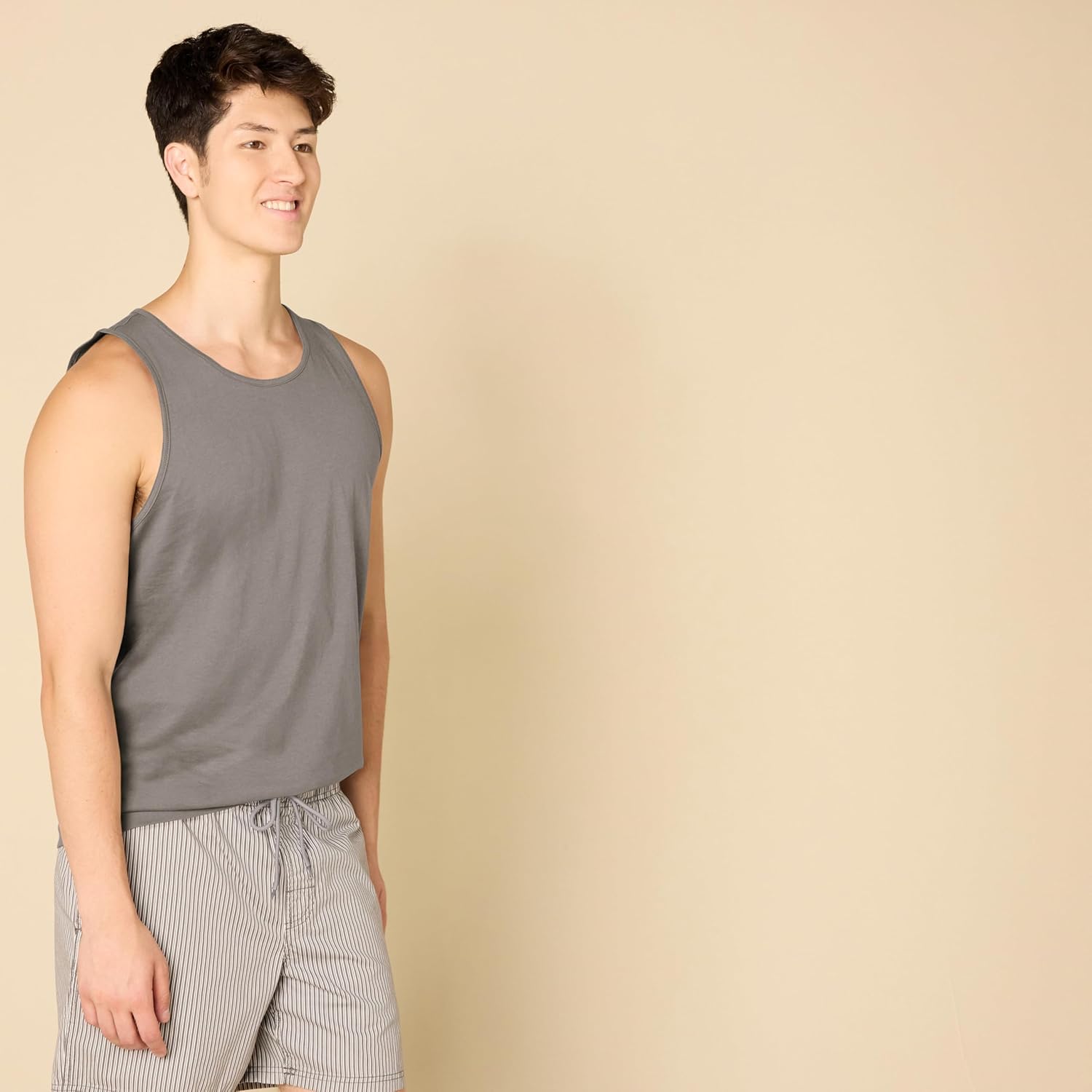 Thumbnail 2 de Amazon Essentials Men's Regular-Fit Vest (Tank Top)