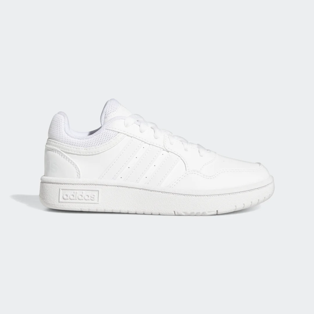 Detalle de Adidas Zapatilla Hoops en blanco — versatilidad y estilo clásico