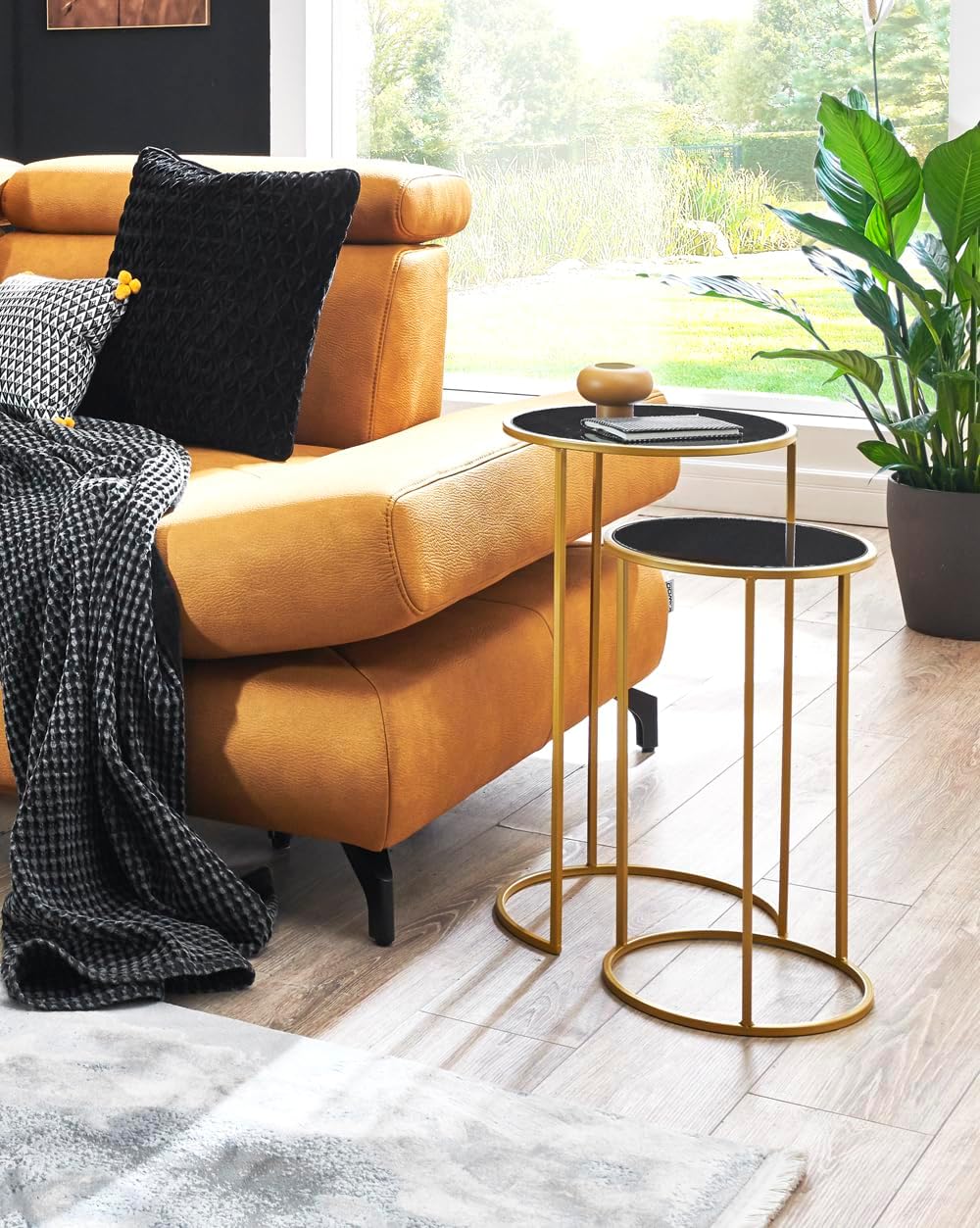 Detalle 2 de HAKU Set di 2 tavolini glam in metallo dorato e vetro nero – Ø 30/35 cm x H 50/60 cm