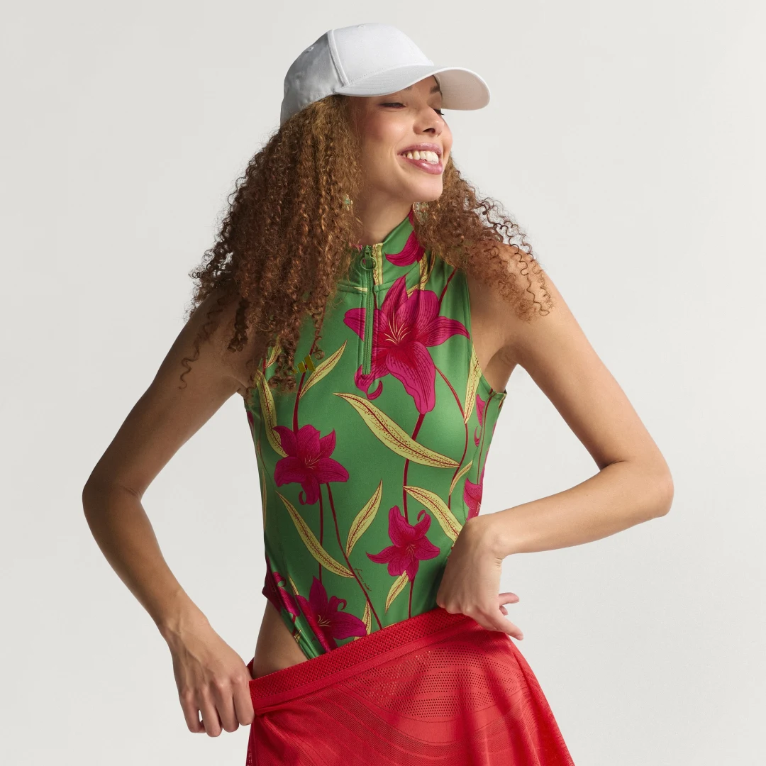 Detalle de BODI ADIDAS x FARM RIO – Verde, colaboración exclusiva de Adidas