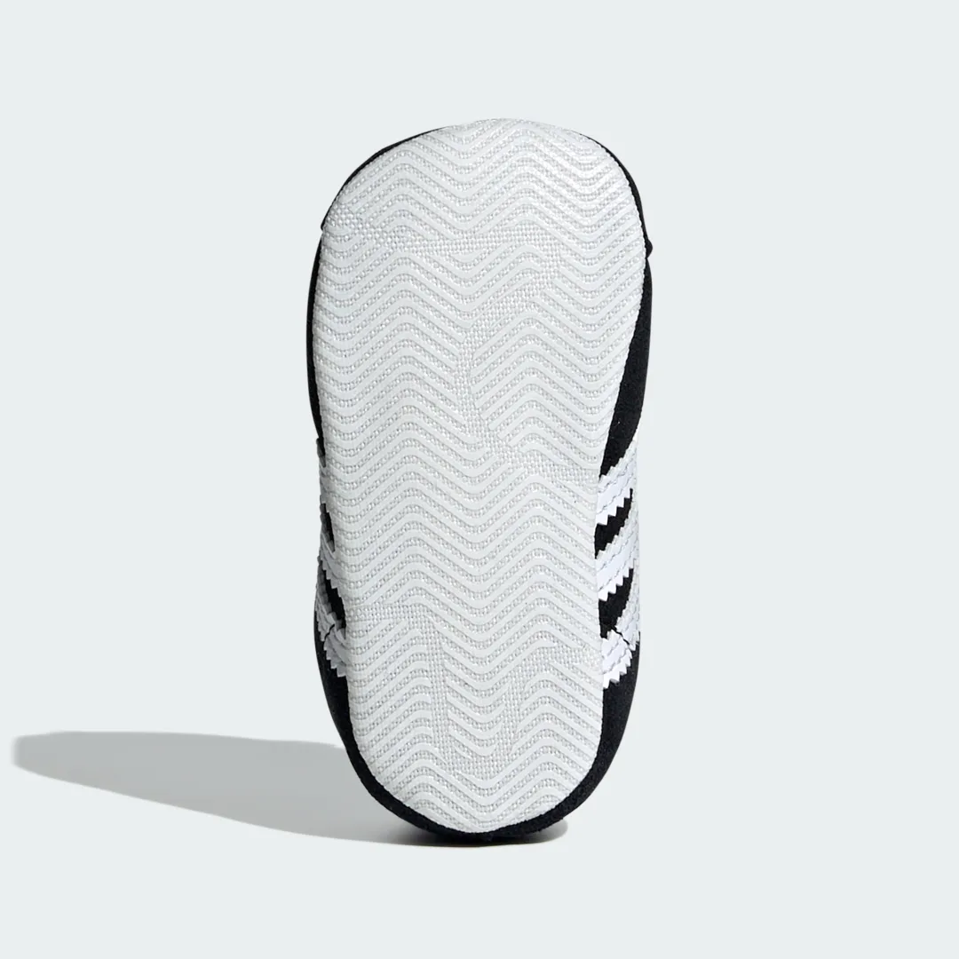 Detalle de Gazelle Bebé en negro de Adidas: confort y estilo para los más pequeños