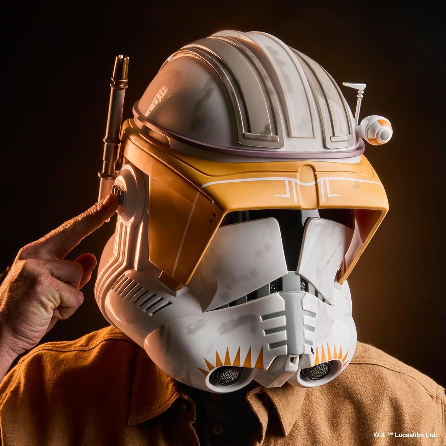Detalle 2 de STAR WARS The Black Series Clone Commander Cody Electronic Helmet (Revenge of the Sith) - Premium Replica, Amazon Exclusive