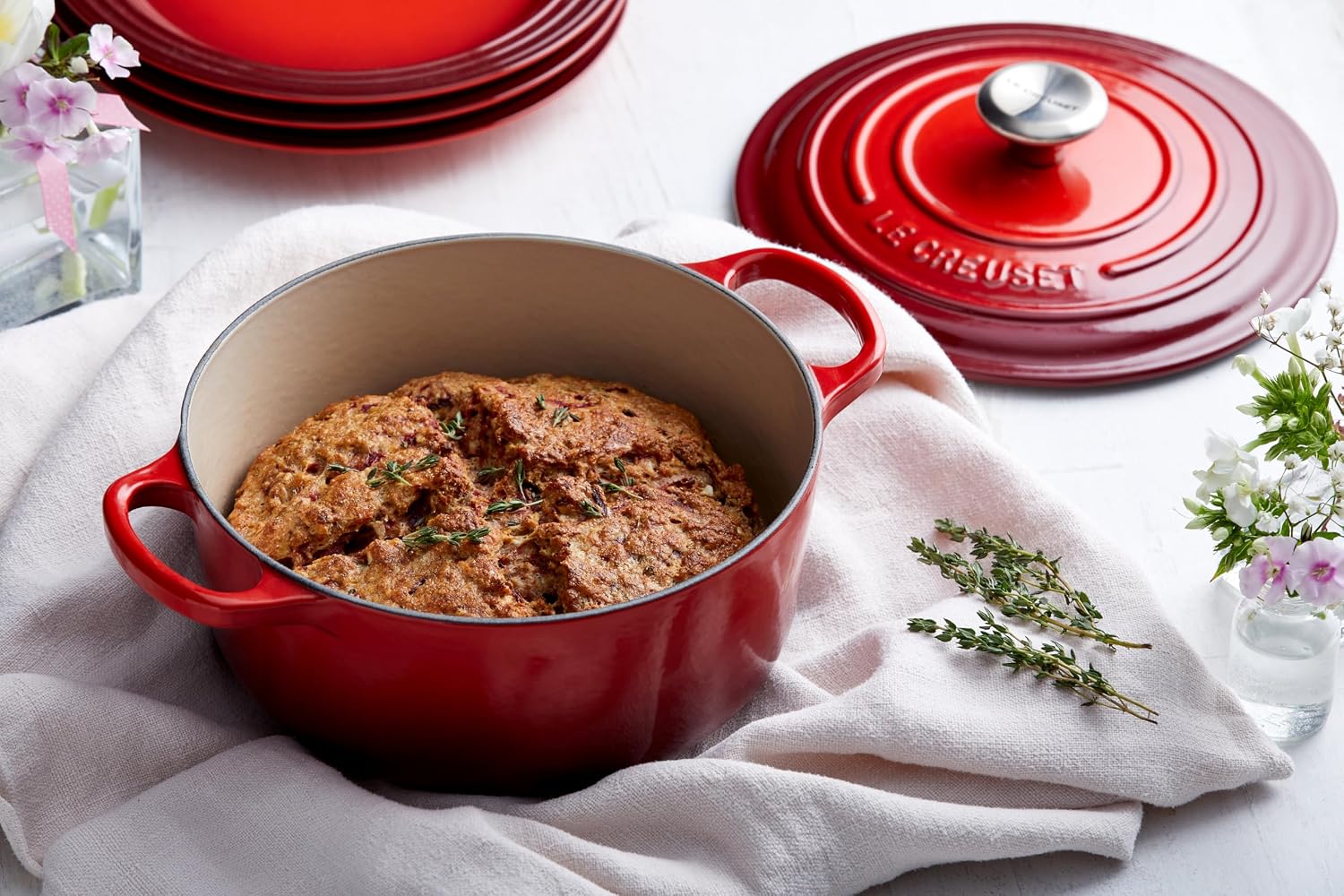Detalle de LE CREUSET Signature Gusseisen-Bräter mit Deckel, Ø 20 cm (2,4 l) – Kirschrot