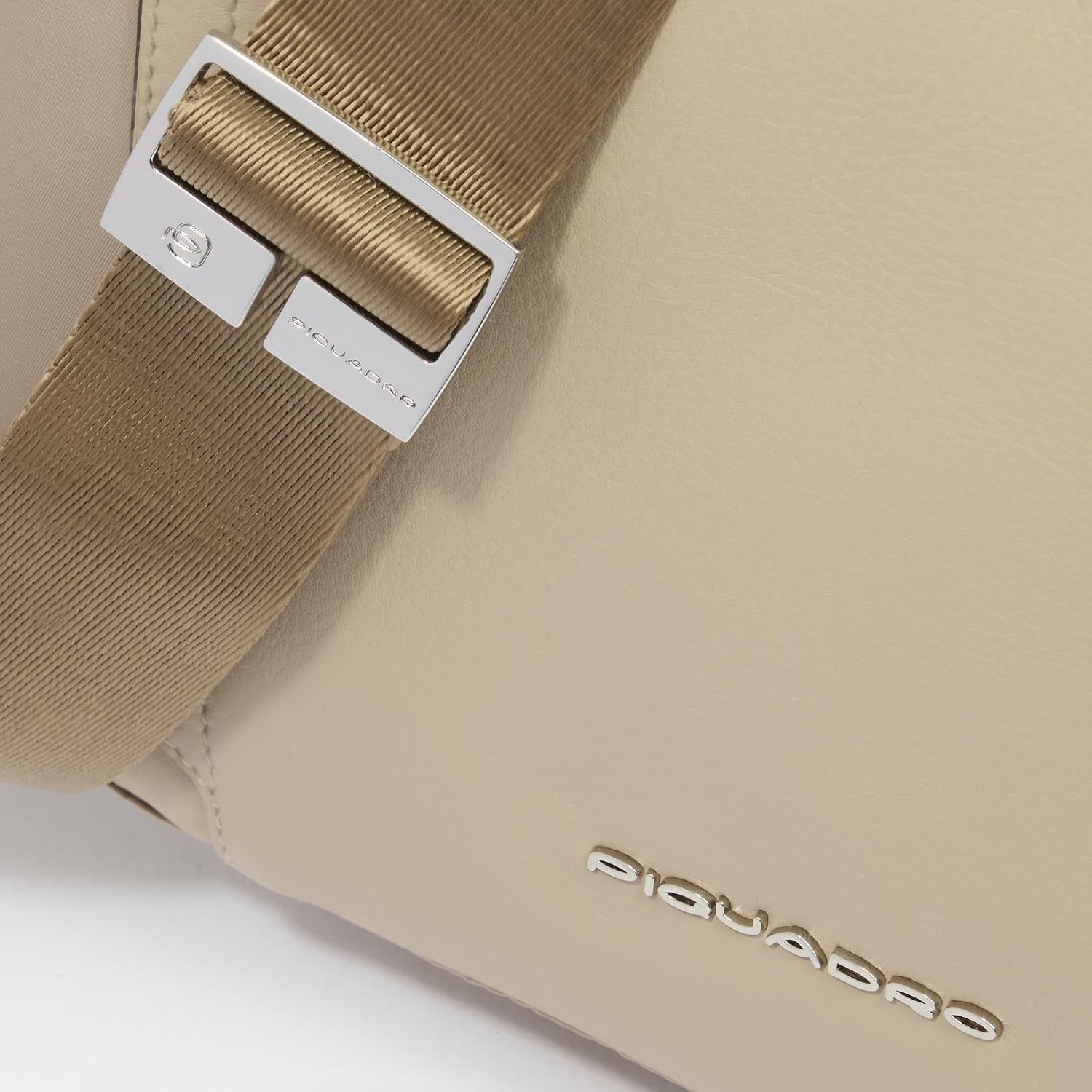 Detalle 2 de PIQUADRO Borsa a Tracolla da Donna per iPad Mini – Circle, Pelle e Tessuto Riciclato
