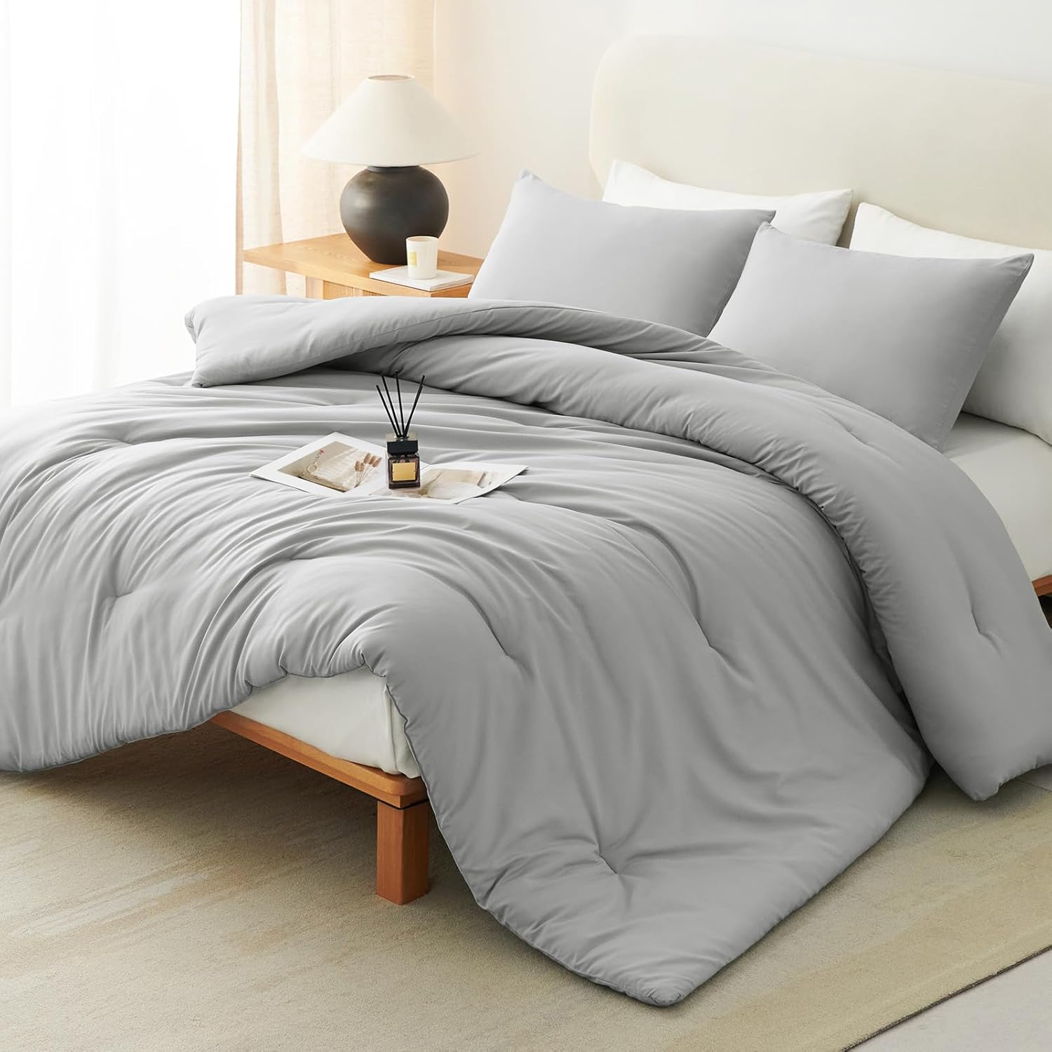 Detalle de CozyLux Light Grey Queen Comforter Set, 3-Piece Bedding