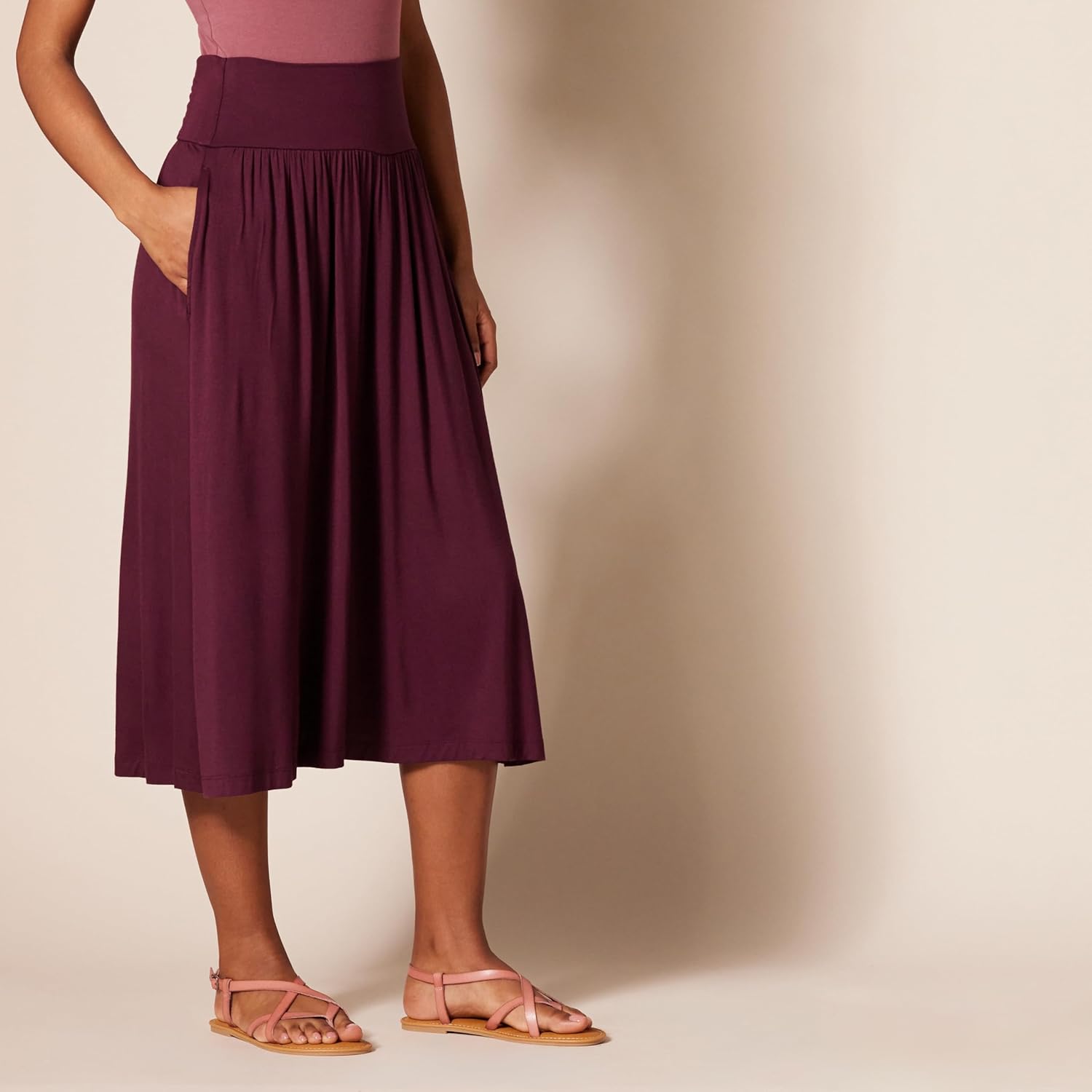 Detalle de Amazon Essentials Damen Midirock aus Jersey zum Hineinschlüpfen – 66,0 cm Länge
