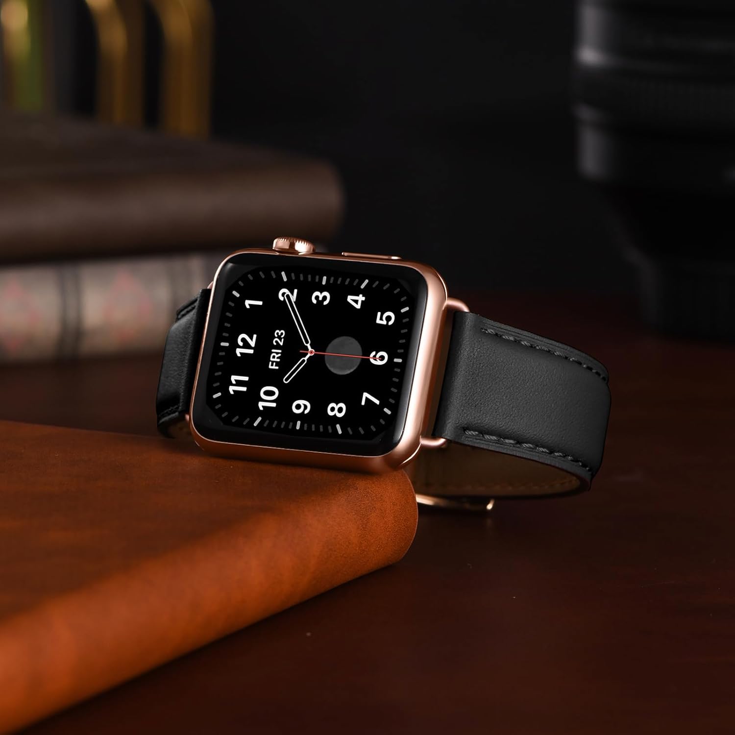 Detalle de SUNFWR Leather Strap for Apple Watch 42–49mm with Rose Gold Connector