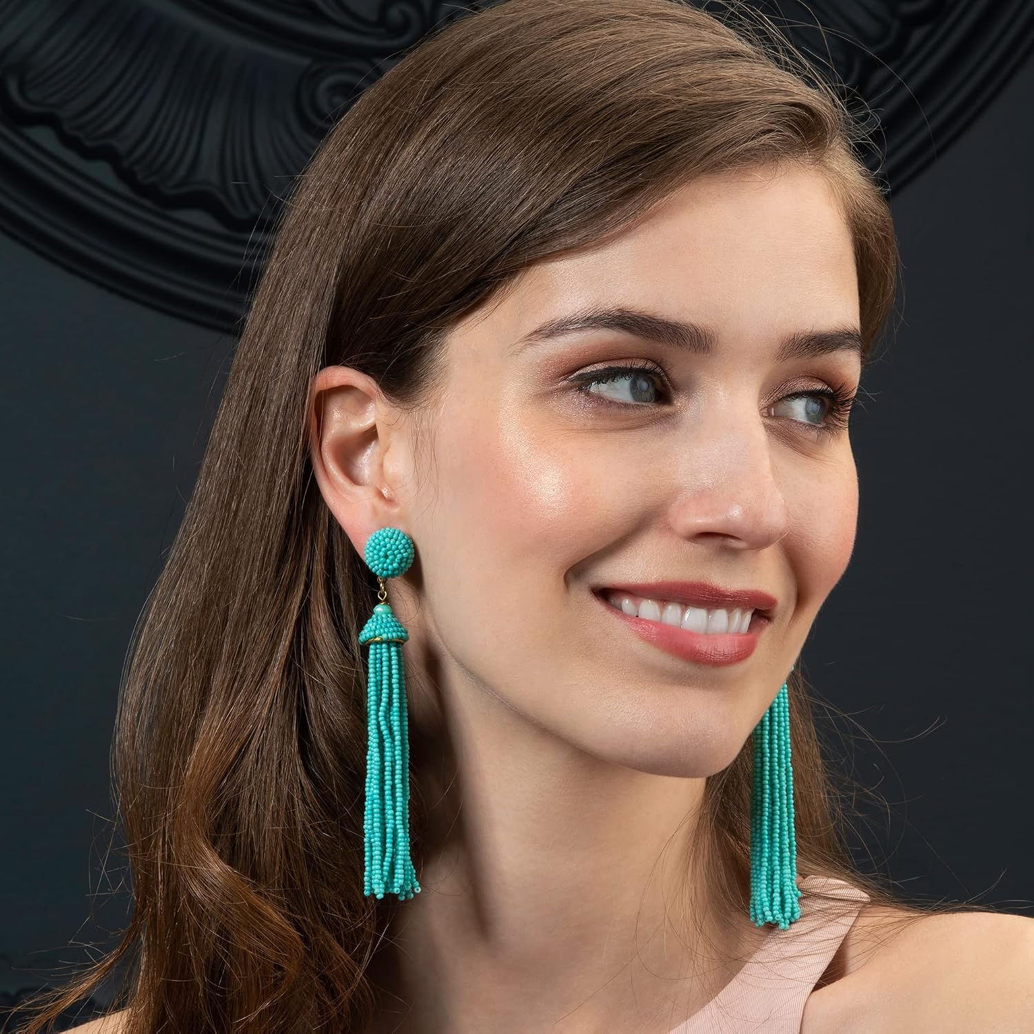 Detalle de Zavana Orecchini lunghi boho chic con nappe e perline blu turchese, fatti a mano