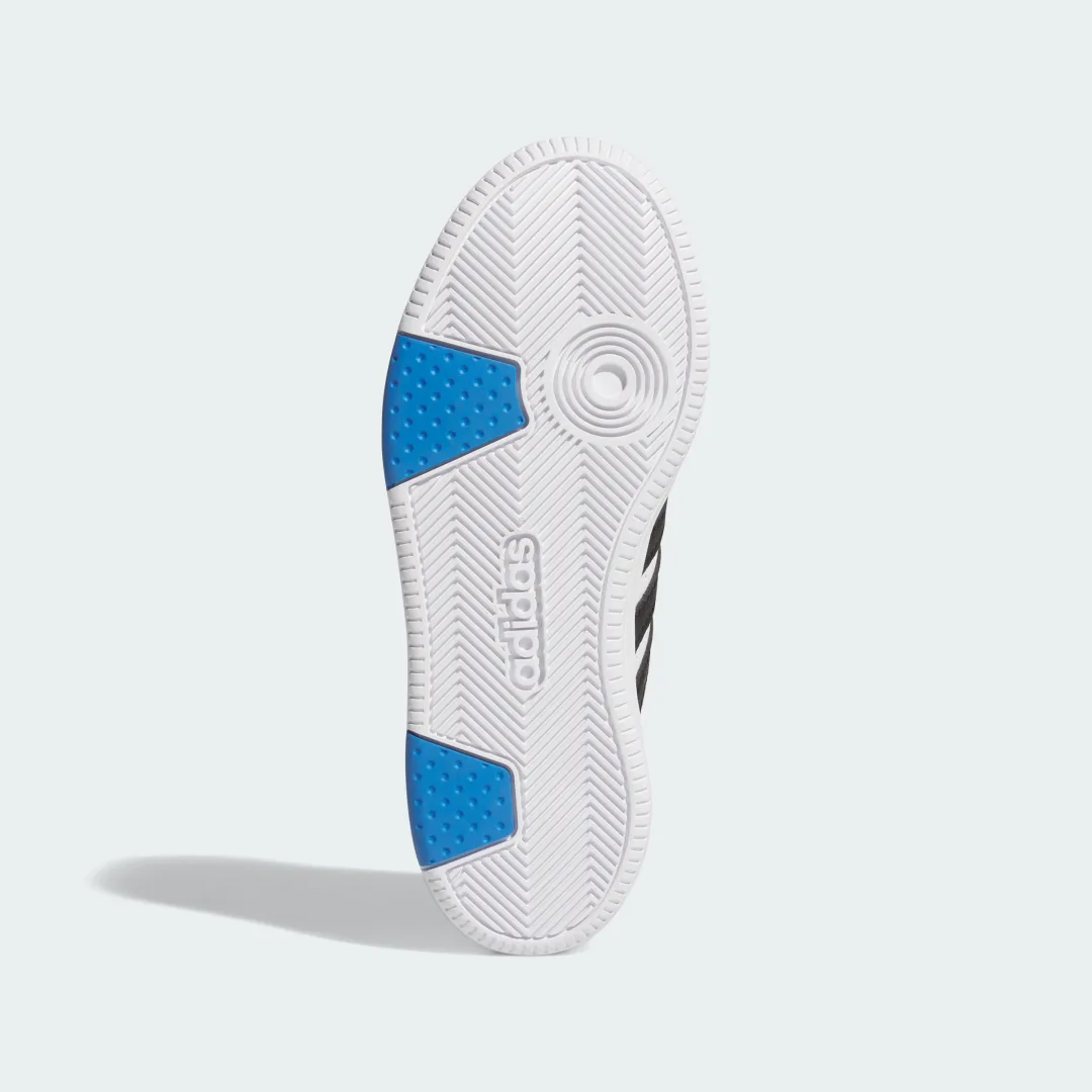 Detalle de Zapatilla Hoops Classic de Adidas — Blanco, un clásico versátil para el día a día