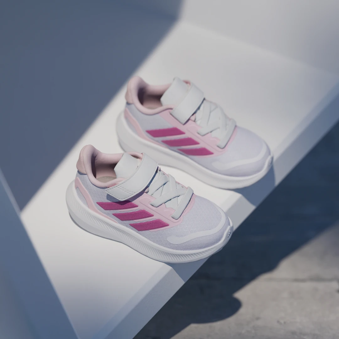 Detalle de Zapatilla Runfalcon 5 Kids de Adidas: comodidad y estilo en blanco para peques