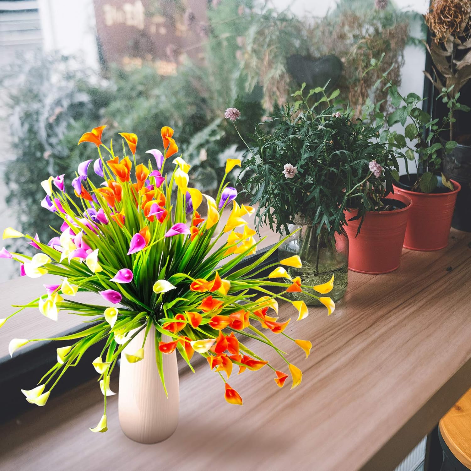 Detalle 2 de Yibaijia 6 Künstliche Calla Blumen – UV-beständig, wetterfest, 5 Farben für Balkon, Garten und Wohnzimmer