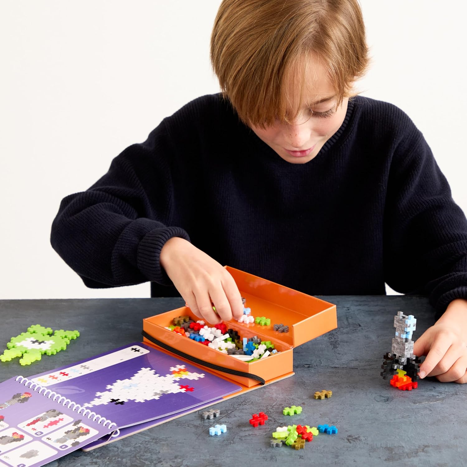 Thumbnail 6 de PLUS PLUS Travel Toys Building Blocks Puzzle Play (Space) – 12 pages with 125 pieces in attached storage, for age 5+