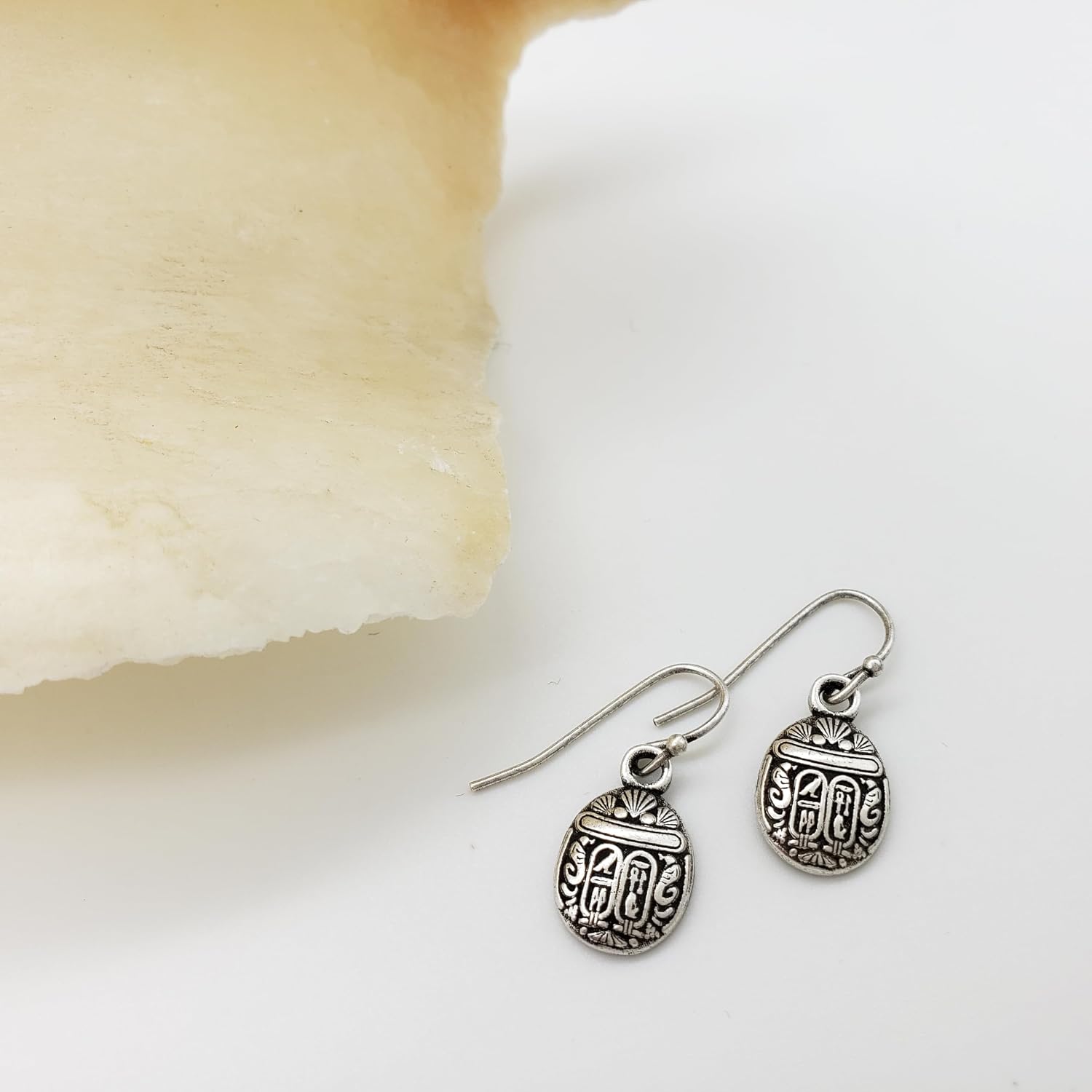Detalle 1 de Mini Scarab Earrings, Antique Silver Finish