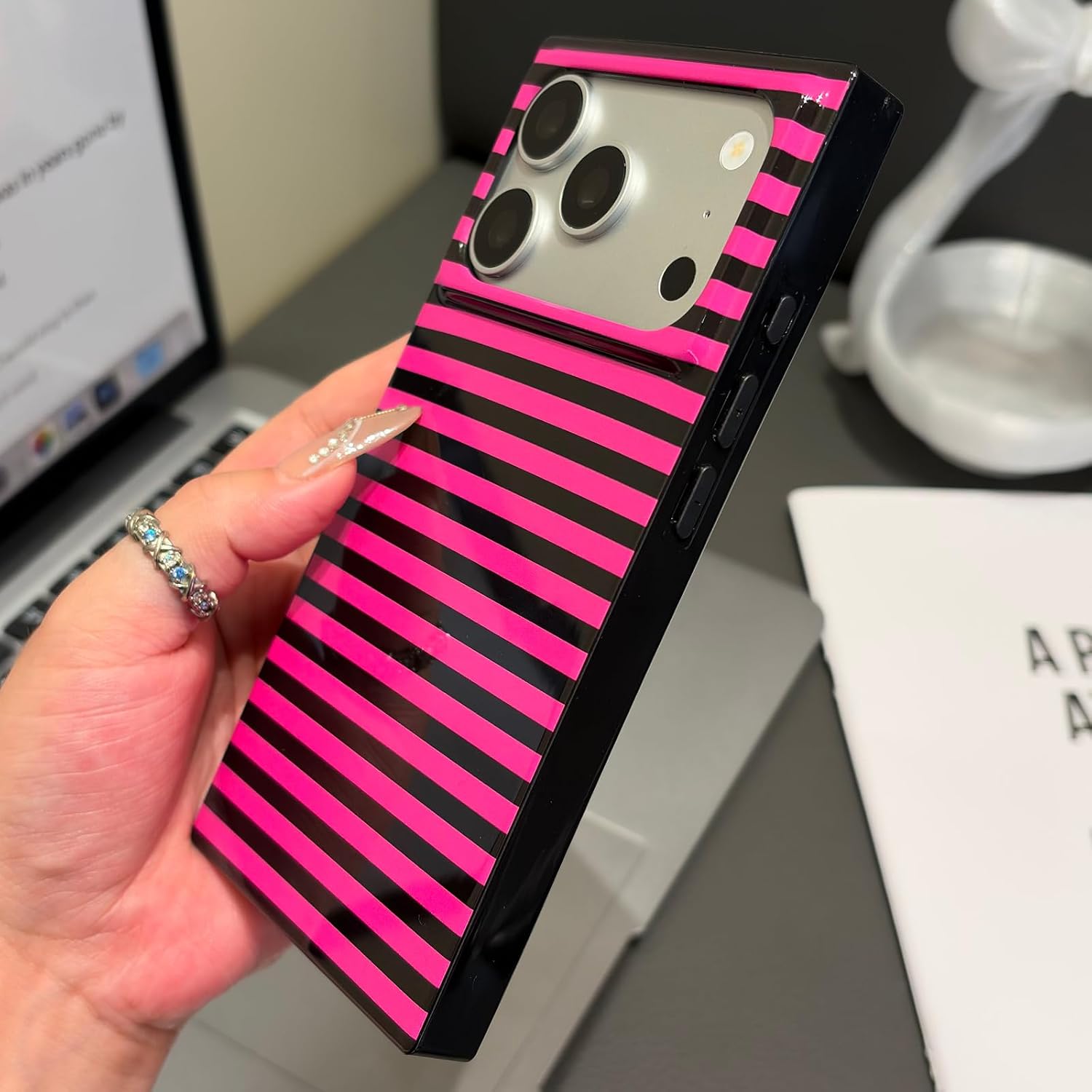 Detalle de RoyMonkey Magnetic iPhone Case for iPhone 17 Pro