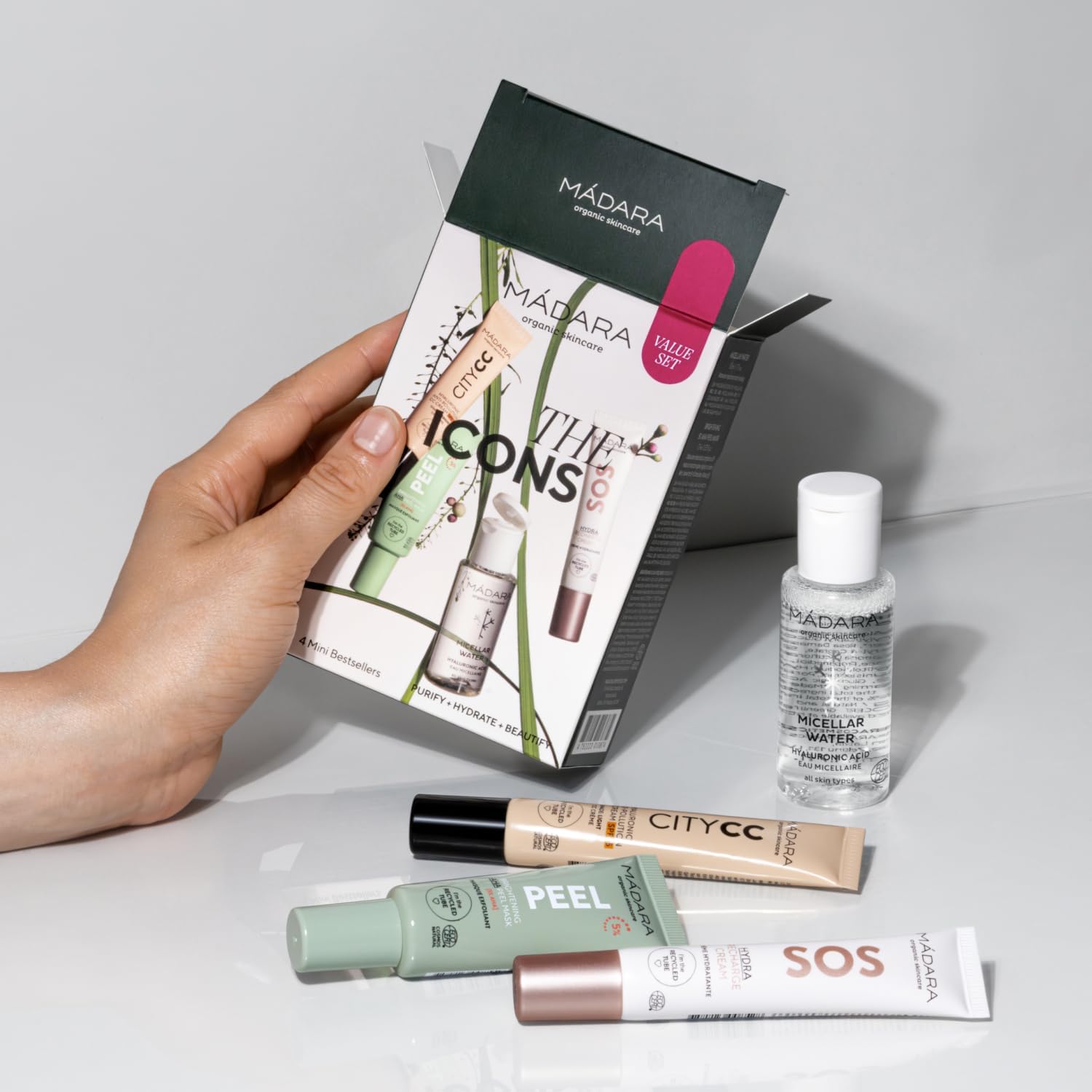 Detalle de MÁDARA Organic Skincare | The Icons with City CC LIGHT Gift Set – LIGHT