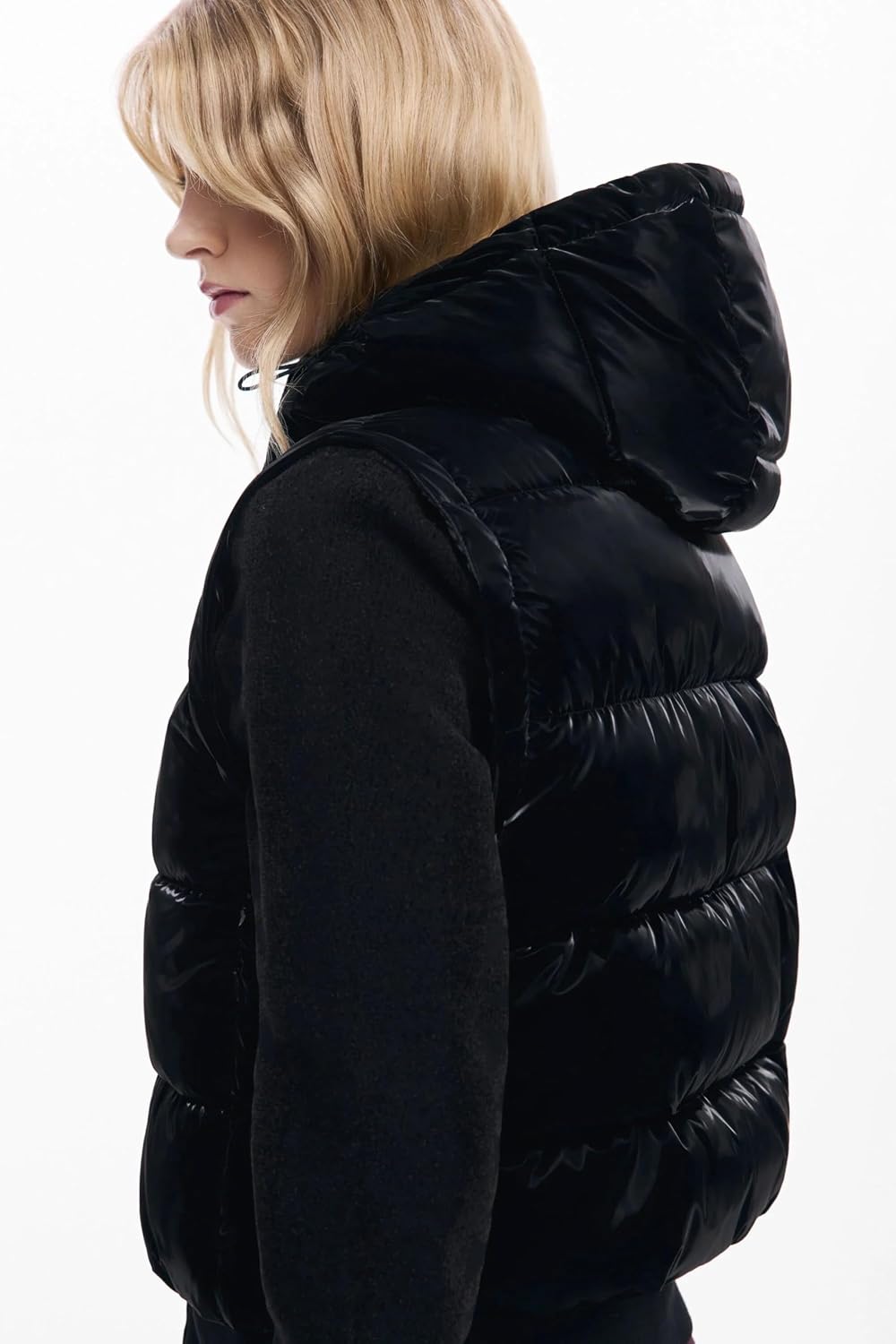 Detalle de Desigual PADDED_BUBBLE 2000 NOIR — Veste matelassée noire avec capuche et manches amovibles