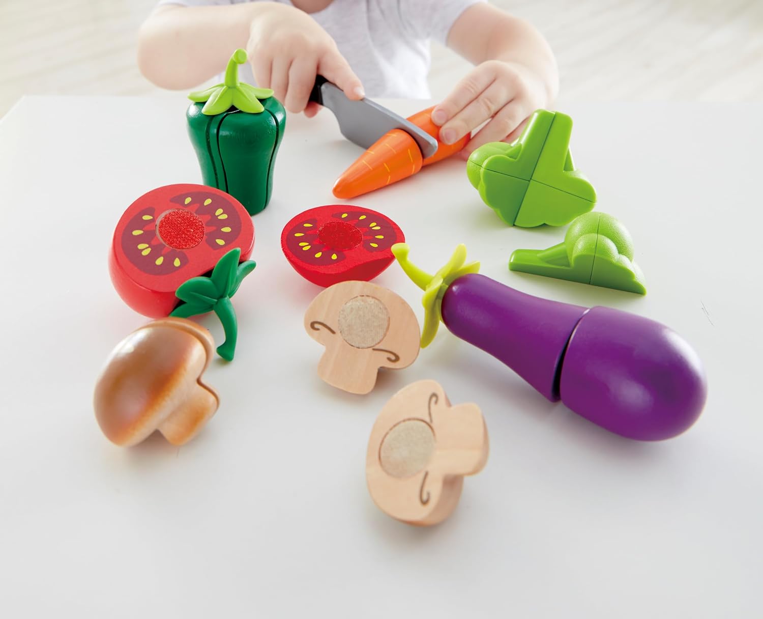 Detalle 2 de Hape Garden Vegetables: set di ortaggi in legno per gioco creativo