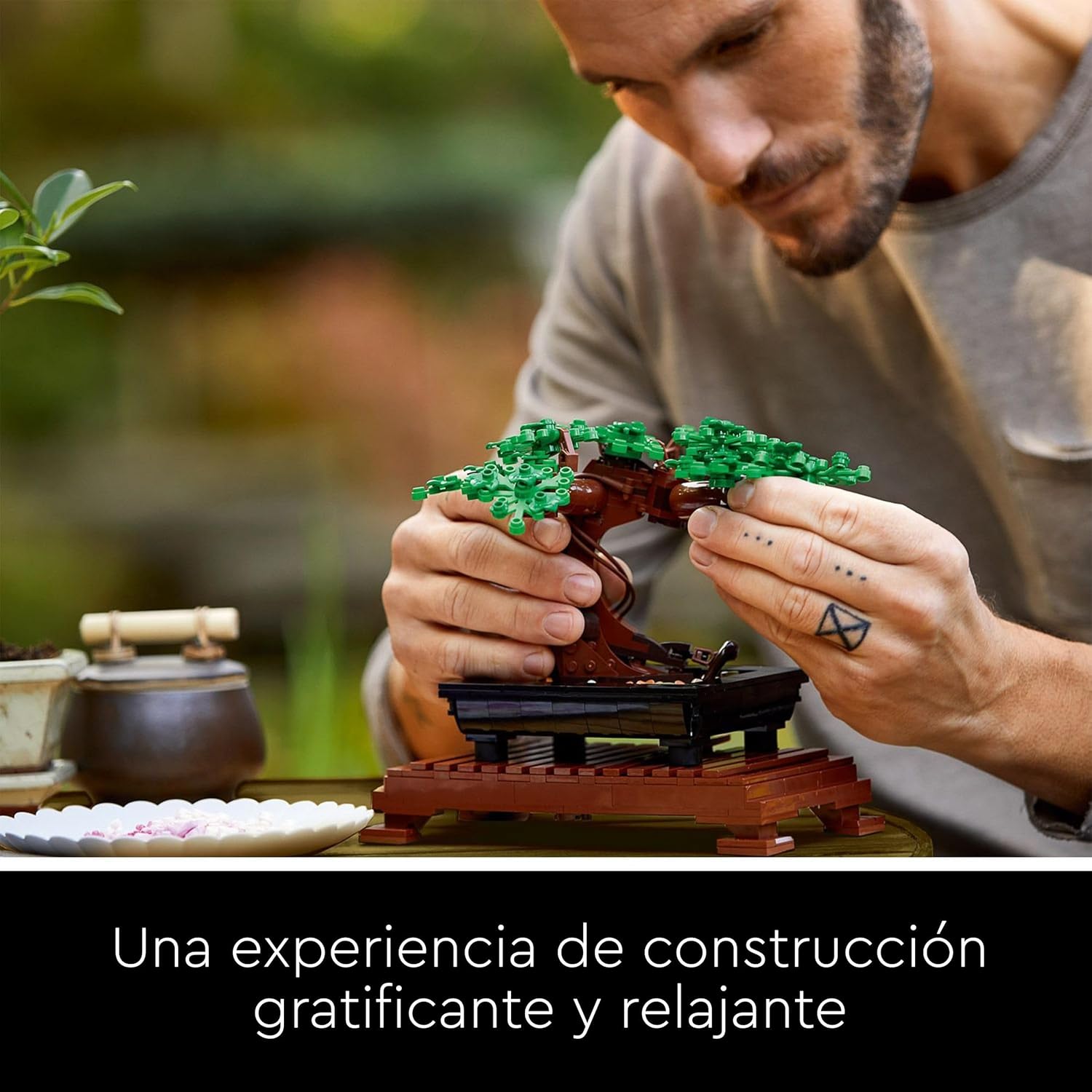 Detalle 2 de LEGO Botanicals Bonsái 10281 — Maqueta para adultos, decoración y regalo sostenible