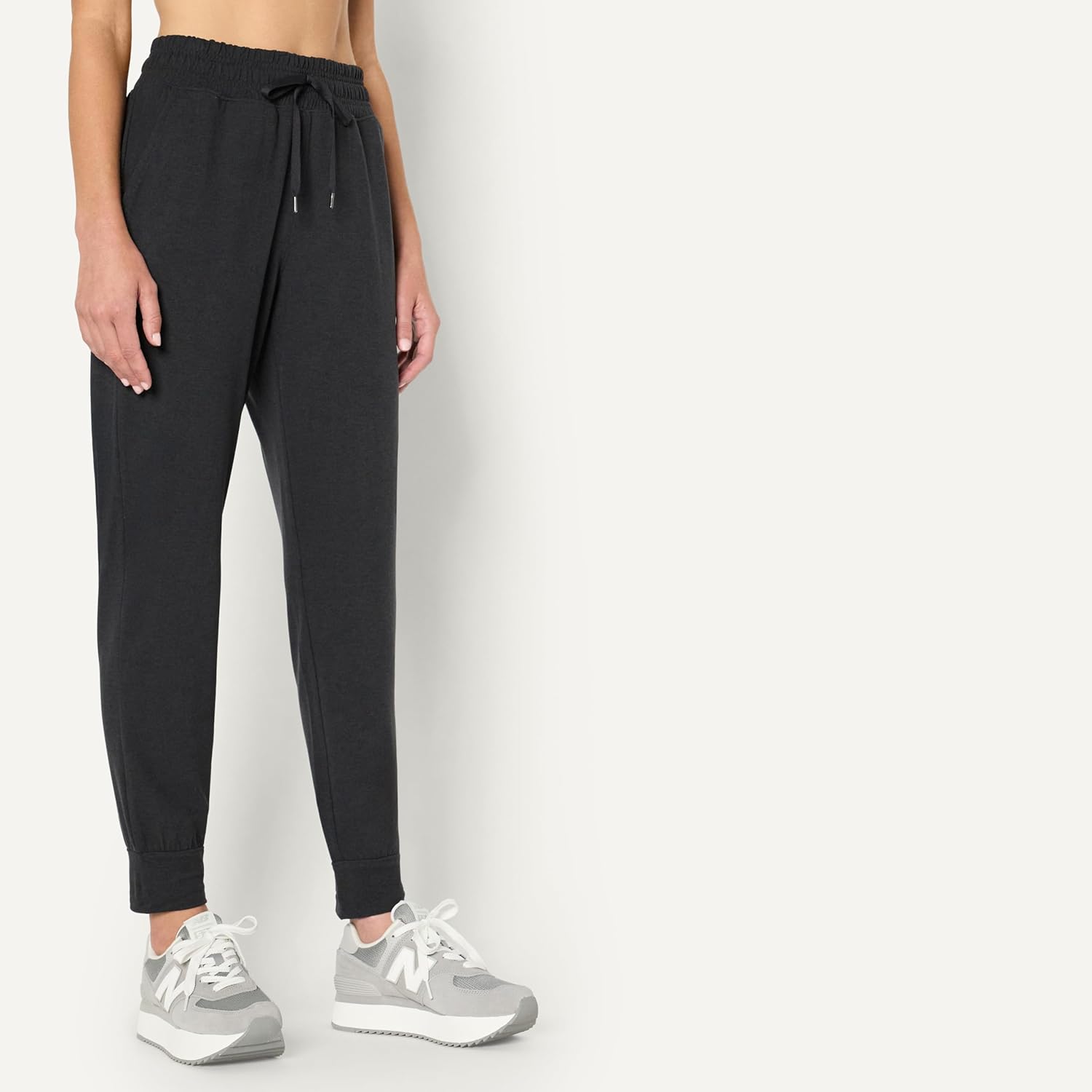 Thumbnail 1 de Amazon Essentials Damen Soft Performance Lightweight Cropped Capri Workout Jogger (Regular Fit)