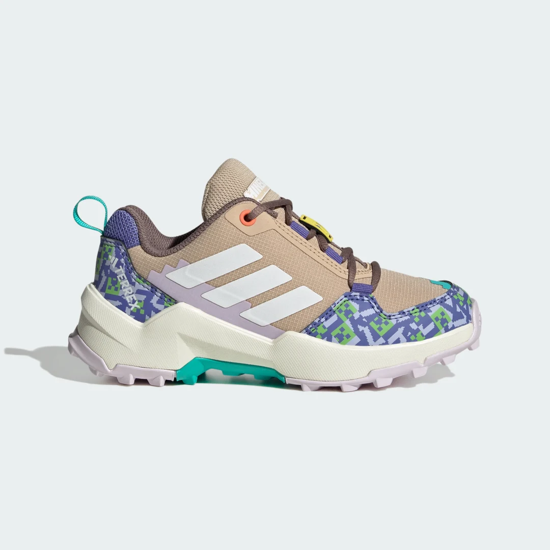 Detalle de Zapatilla de senderismo Adidas Minecraft Terrex AX4R – Beige