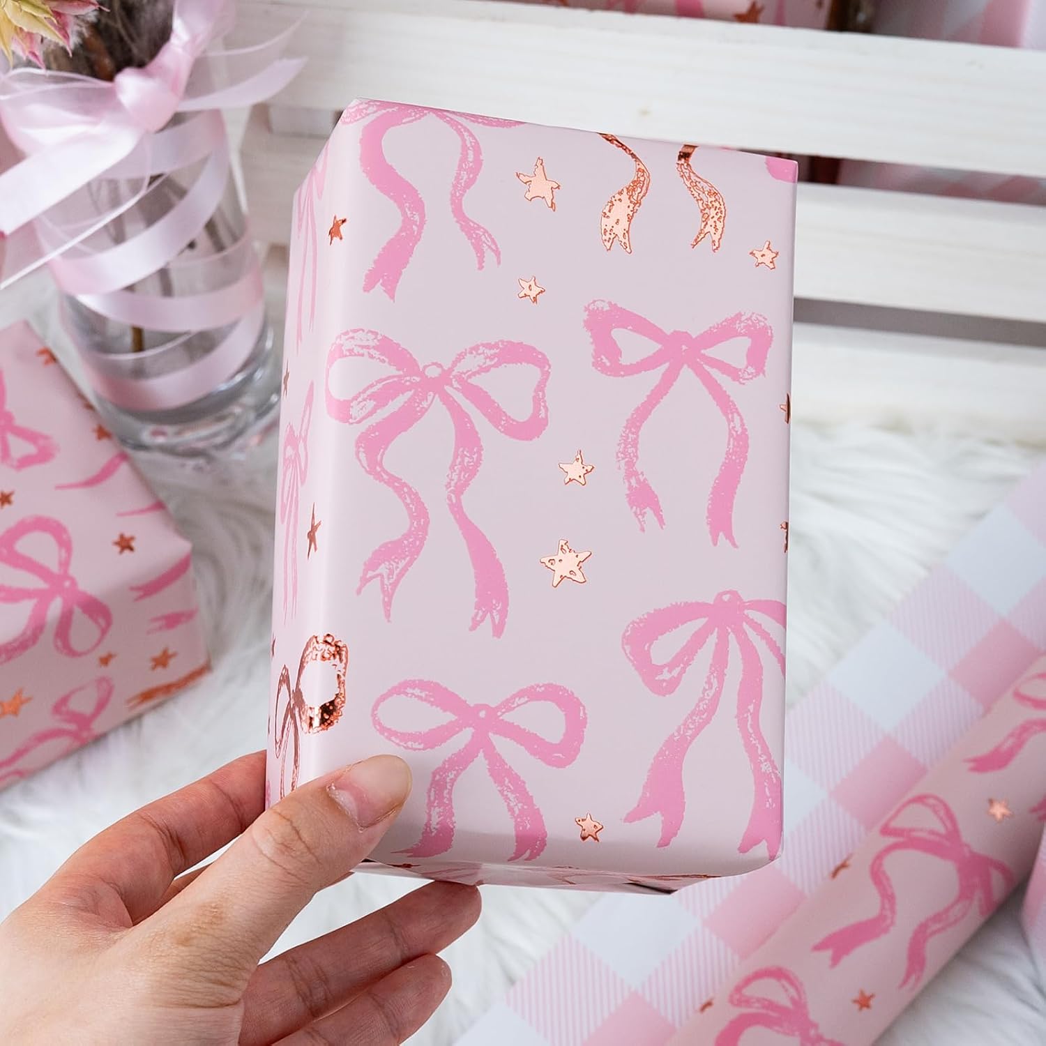 Detalle de MAYPLUSS Pink Bow Wrapping Paper Roll, 17 in x 16.5 ft