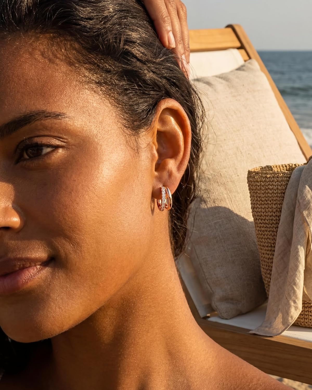 Detalle de MUMREUES Ohrringe Gold Creolen 14K Vergoldet – Huggie Creolen mit Zirkonia, hypoallergen und wasserfest