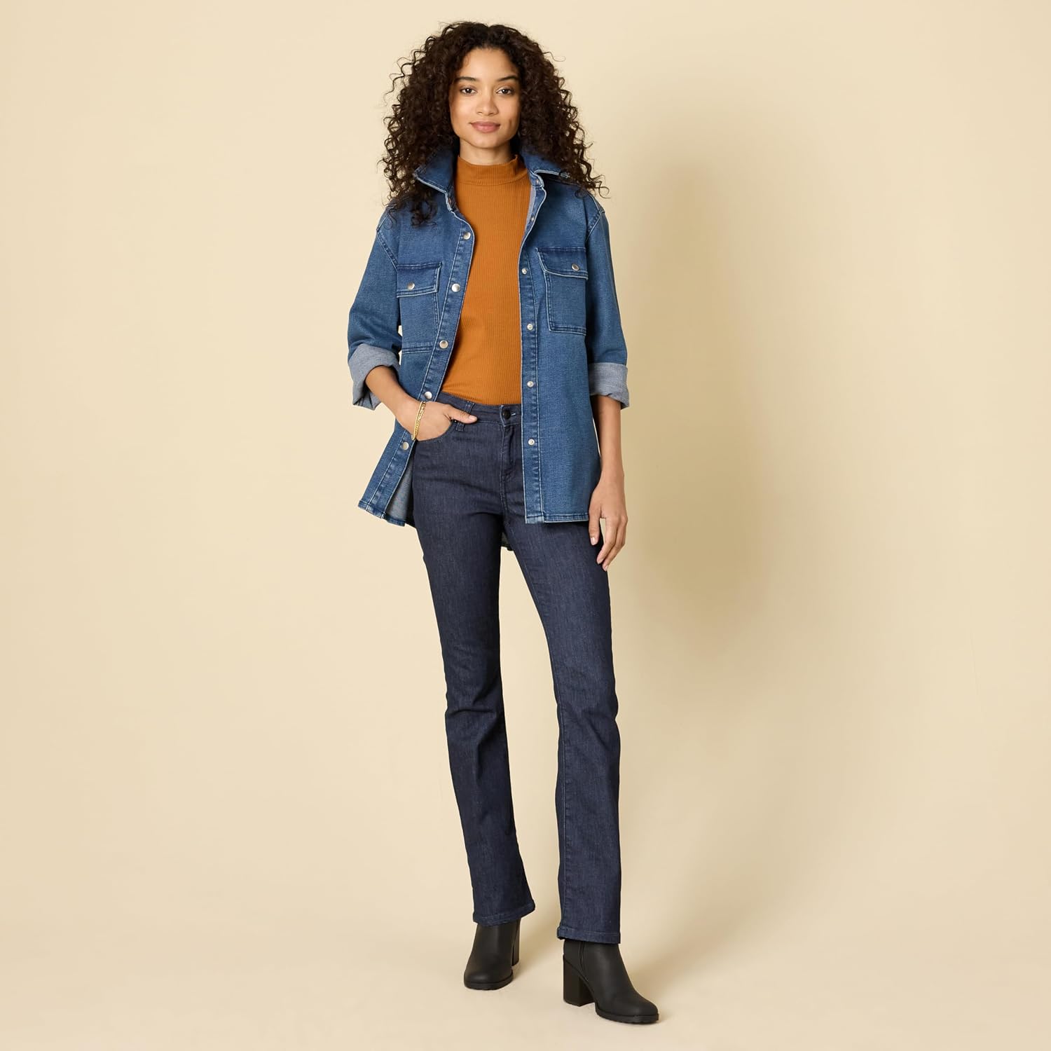 Detalle de Amazon Essentials Damen Stretchige Slim-Bootcut-Jeans Mittelhoher Bund – Auslaufmodell