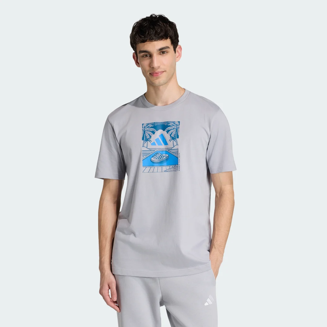 Detalle de Adidas Camiseta con gráfico de sandalias Summer Relax gris