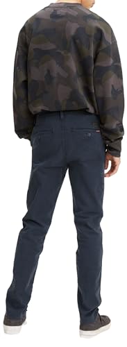 Detalle de Levi's XX Chino Slim II en Baltic Navy: pantalón chino casual con caída ajustada
