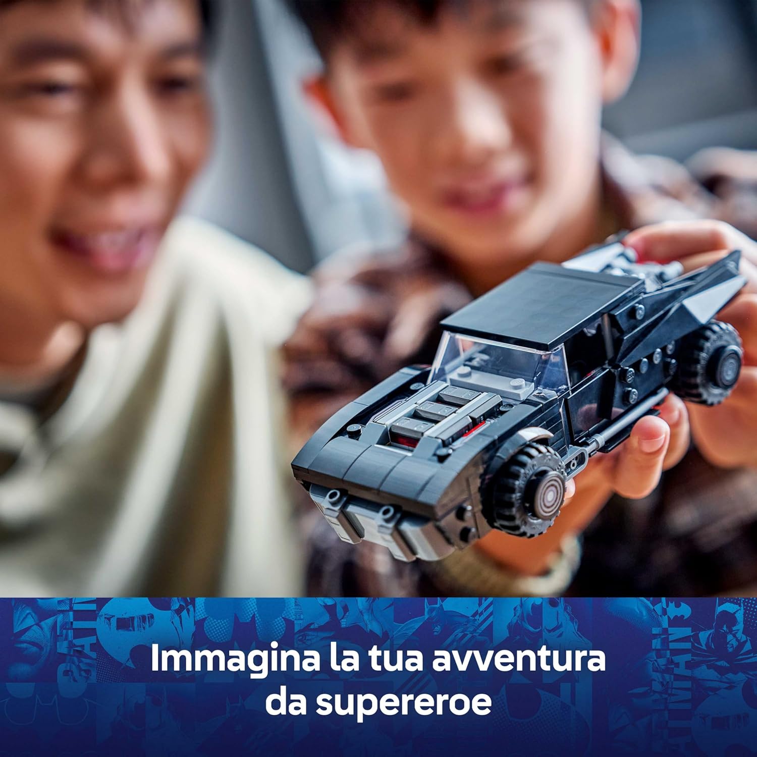 Detalle de LEGO DC Batmobile di Batman 76332 – Kit da Collezione con Minifigure Batman e Moneta Dorata