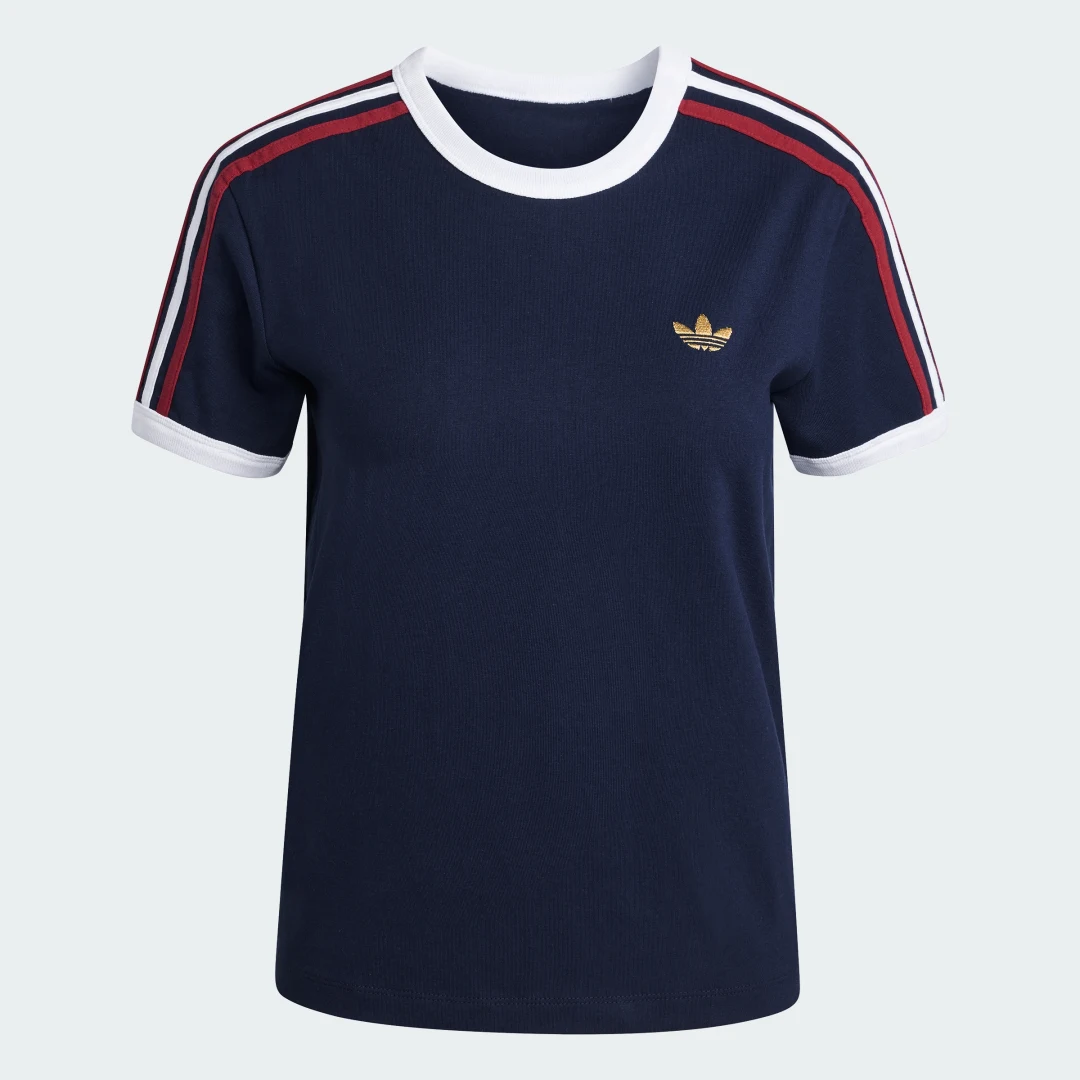 Detalle 2 de Camiseta Adidas con corte entallado y las 3 bandas en azul