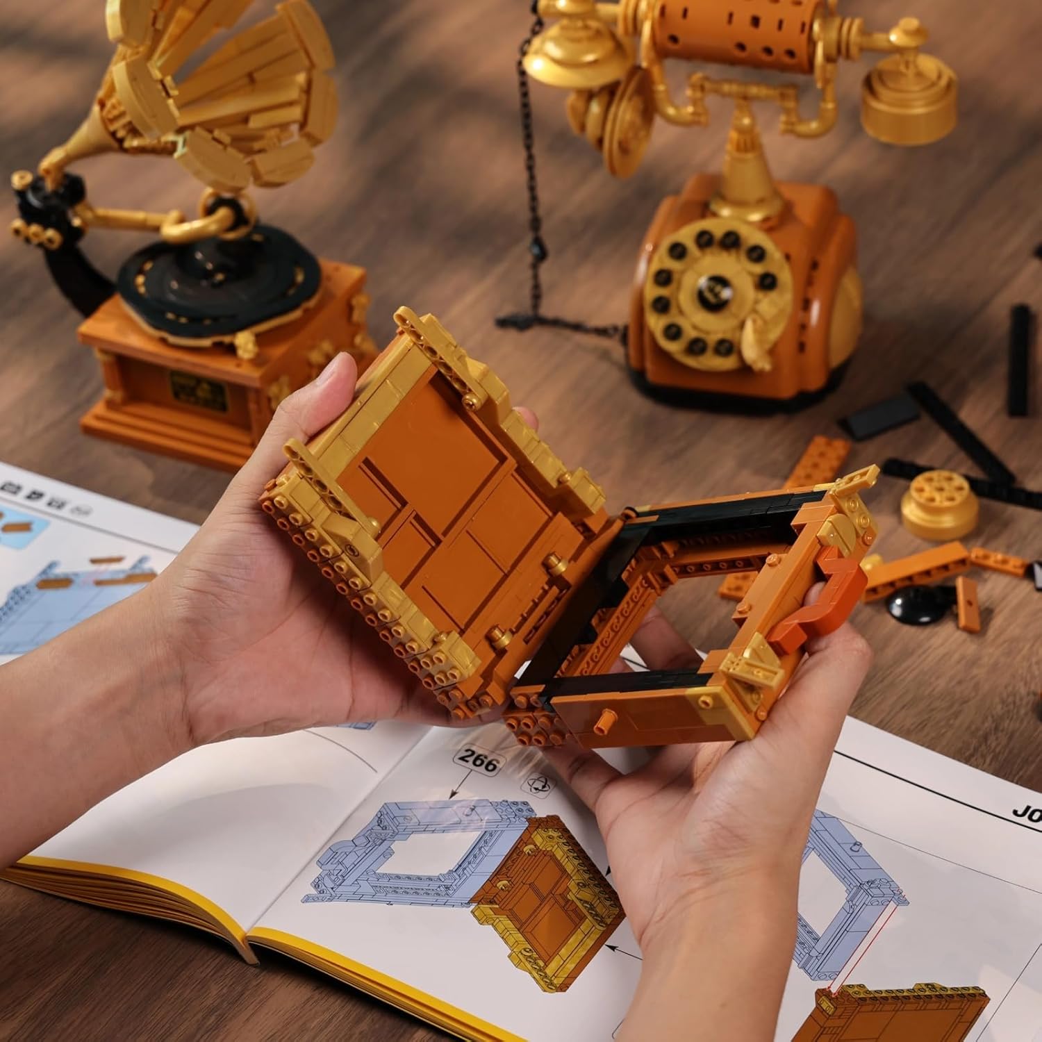 Thumbnail 6 de Brihappen 3 in 1 Retro Camera, Telephone & Record Player Building Blocks