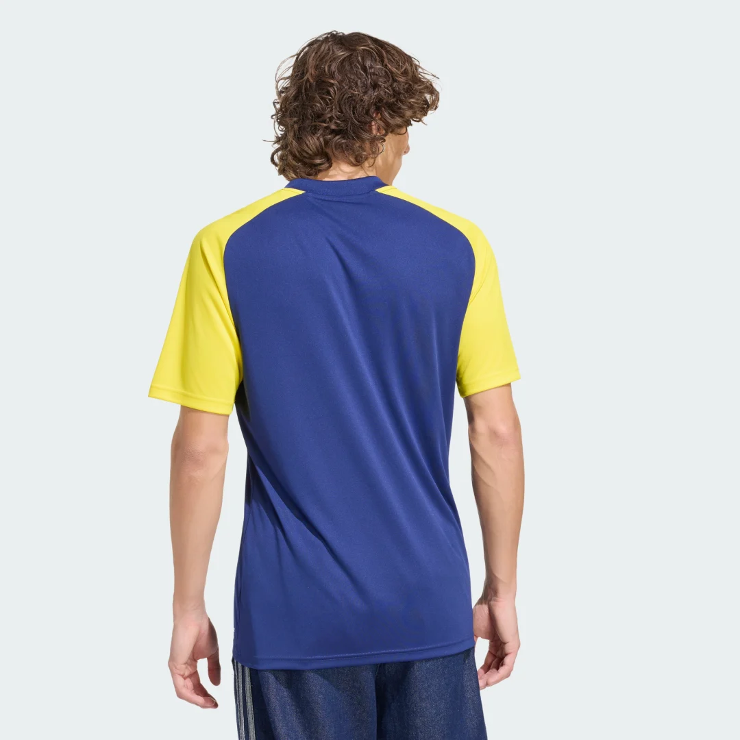 Detalle 2 de Adidas 26 PRE MATCH JERSEY TREFOIL (Azul) – comodidad y estilo para entrenos y día a día