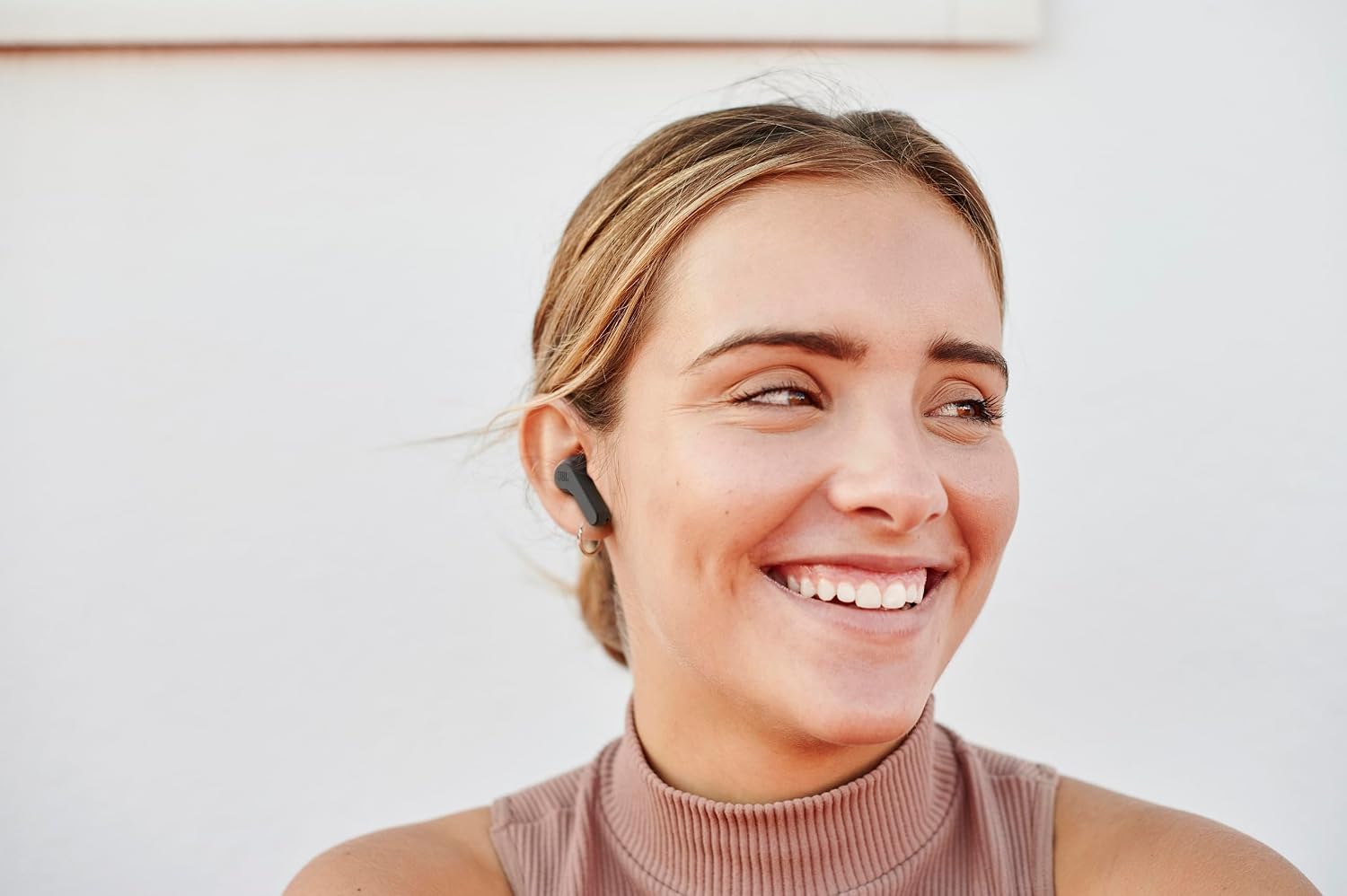 Detalle de JBL Wave Beam: Écouteurs intra-auriculaires sans fil, IP54/IPX2, 32 h d’autonomie, Noir