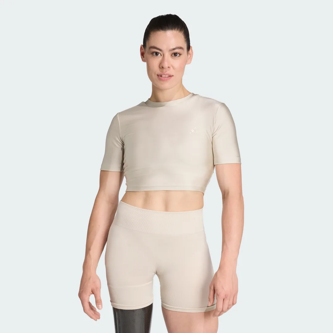 Detalle de Camiseta brillante de entrenamiento Essentials de Adidas – Beige